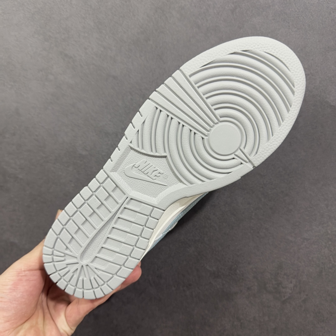 图片[9]-【YC纯原】NK Dunk Low 诗行远方 GG0508-037 此款采用经典Dunk 廓形为基底，以中性色哲学重新解构穿搭公式，将漫步山野的诗意凝于步履。鞋身以纯净白色为基调，鞋面覆盖大面积灰绿色修饰，似林间雾蔼，静谧而富有生机。Swoosh则以更深一度的灰绿勾勒，形成如中国水墨画般的渐变层次，意境悠远。后跟处清晰烙印的箴言，更是一种无声宣言———生而自由，爱而无畏。定制系列天花板 无原鞋不开发 全系列得物原鞋一比一校对开发 配色持续更新中 终端对接 优势输出 全套原厂楦头原纸板数据档案倾力打造 原汁原味莞产 极致还原 圈内最强针车工艺 高端零售指定版 广东原厂配套原盒原标 鞋盒分三个尺码段 原厂冲刀 超高清洁度 全鞋零毛边皮料切割 采用原厂百宏鞋带以及原厂百宏织唛舌标 内标可供原厂几率过验 进口原装条纹中底布 四线拉帮白色点胶 原厂拉帮手法遵循公司 原厂电绣 极致还原 尺码：36 36.5 37.5 38 38.5 39 40 40.5 41 42 42.5 43 44-选品中心