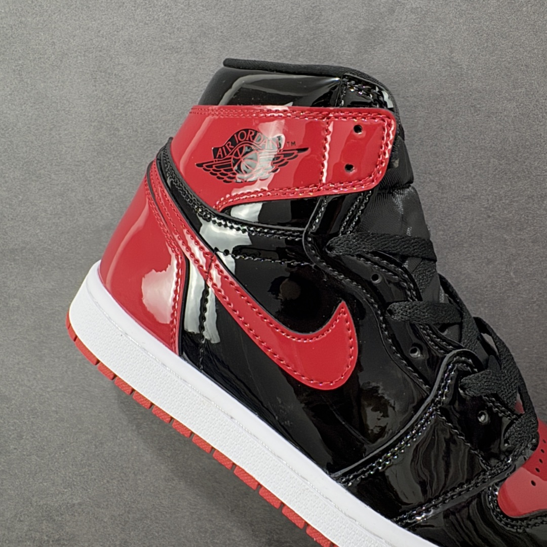 图片[6]-【公司级头层版】Air Jordan 1 High OG \”Bred Patent\” 高帮 漆皮黑红 AJ1 乔丹1代 aj1 乔1 高邦 金人吊牌 乔丹篮球鞋系列555088-063 采用正确头层皮组合荔枝纹头层皮革鞋面材质 中底注胶孔及缜密中底拉帮工艺 内置气垫及耐磨橡胶大底 尺码：36-47-选品中心
