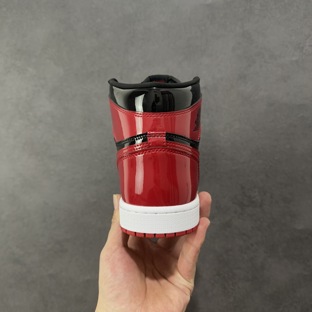 图片[4]-【公司级头层版】Air Jordan 1 High OG \”Bred Patent\” 高帮 漆皮黑红 AJ1 乔丹1代 aj1 乔1 高邦 金人吊牌 乔丹篮球鞋系列555088-063 采用正确头层皮组合荔枝纹头层皮革鞋面材质 中底注胶孔及缜密中底拉帮工艺 内置气垫及耐磨橡胶大底 尺码：36-47-选品中心