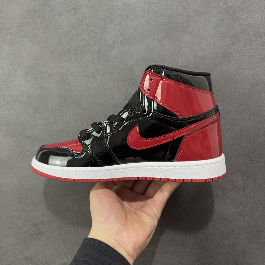 图片[2]-【公司级头层版】Air Jordan 1 High OG \”Bred Patent\” 高帮 漆皮黑红 AJ1 乔丹1代 aj1 乔1 高邦 金人吊牌 乔丹篮球鞋系列555088-063 采用正确头层皮组合荔枝纹头层皮革鞋面材质 中底注胶孔及缜密中底拉帮工艺 内置气垫及耐磨橡胶大底 尺码：36-47-选品中心