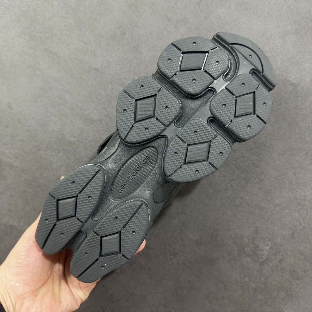 图片[9]-【公司级】New Balance 8040 融合设计款 减震防滑耐磨透气休闲跑运动鞋 New Balance 8040虽然这款运动鞋的上半部分是全新的 但下半部分则直接沿用了2022年的9060型号 中底采用厚重设计 融合了Abzorb 技术 增加了弹性 它还配有SBS 缓冲垫和抓地力强的橡胶外底 货号：U8040UOB 尺码：39.5 40 40.5 41.5 42 42.5 43 44 44.5 45 46 47-选品中心