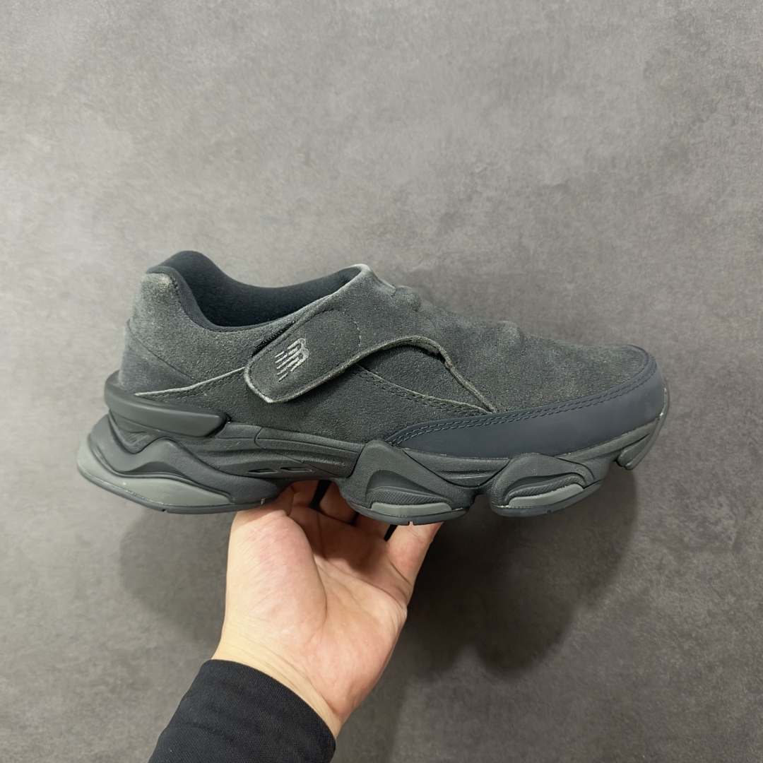 【公司级】New Balance 8040 融合设计款 减震防滑耐磨透气休闲跑运动鞋 New Balance 8040虽然这款运动鞋的上半部分是全新的 但下半部分则直接沿用了2022年的9060型号 中底采用厚重设计 融合了Abzorb 技术 增加了弹性 它还配有SBS 缓冲垫和抓地力强的橡胶外底 货号:U8040UOB 尺码:39.5 40 40.5 41.5 42 42.5 43 44 44.5 45 46 47-选品中心