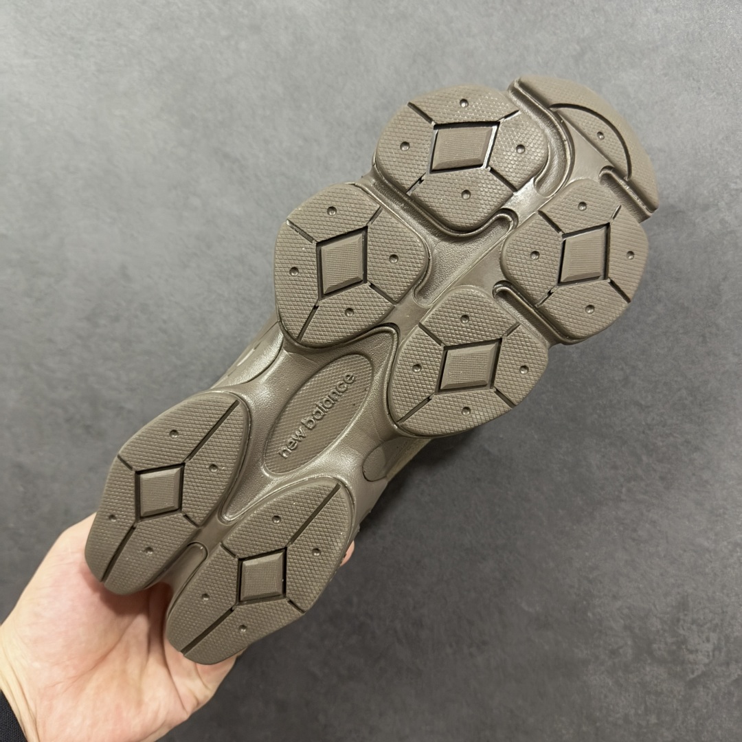 图片[9]-【公司级】New Balance 8040 融合设计款 减震防滑耐磨透气休闲跑运动鞋 New Balance 8040虽然这款运动鞋的上半部分是全新的 但下半部分则直接沿用了2022年的9060型号 中底采用厚重设计 融合了Abzorb 技术 增加了弹性 它还配有SBS 缓冲垫和抓地力强的橡胶外底 货号：U8040UOA 尺码：39.5 40 40.5 41.5 42 42.5 43 44 44.5 45 46 47-选品中心