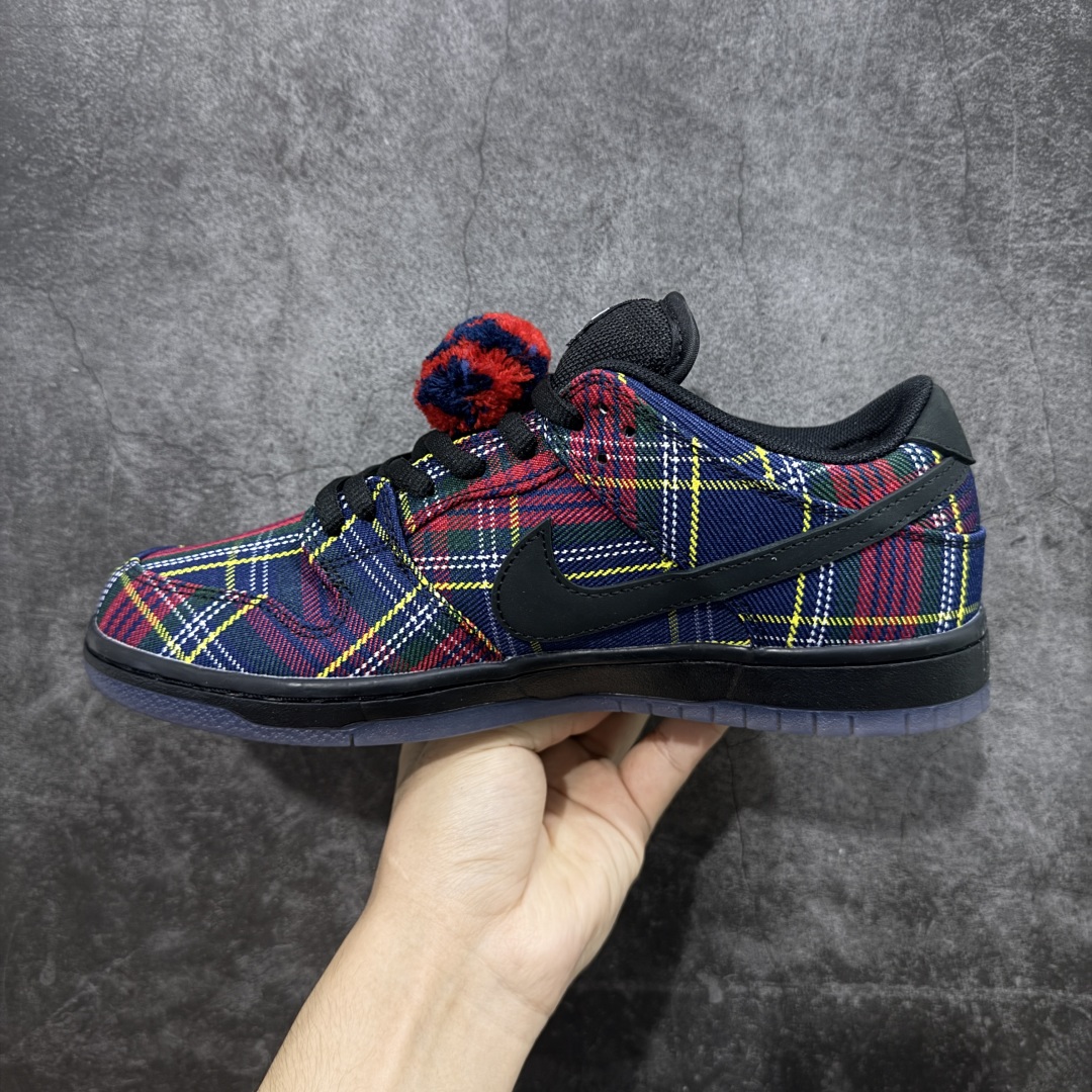 图片[2]-【Top纯原】Nike SB Dunk Low \”Nardwuar\” 联名款 苏格兰格纹低帮休闲滑板鞋 #鞋款以织物材质覆盖，鞋面采用鲜艳的格纹设计，将红色、绿色、海军蓝和黄色以苏格兰格子呢的格纹图案巧妙融合。 货号： II1493-600 尺码：40 40.5 41 42 42.5 43 44 44.5 45 46 47.5-选品中心