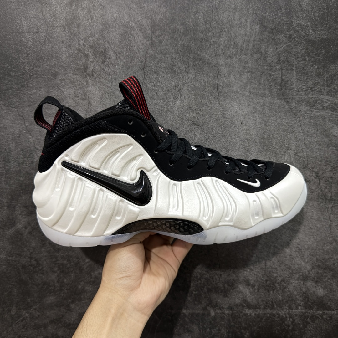 【莞产纯原】NK Air Foamposite One 市售最强品质 莞产顶级品质 白黑奶泡 2025 喷泡 HF0794-200 莞产原底面 公司渠道同模具 鞋型发泡360度无死角 双层Zoom气垫植入 中底完美注胶 搭载原厂碳纤维材质 诞生于1997年的NK Air Foamposite系列可以说是整个球鞋历史上最为经典的系列之一 也就是我们常说的“喷”和“泡” 其中“喷”由Foamposite One代言人Penny的英文音译而来 而“泡”则来源于另一款鞋型 Foamposite Pro中\