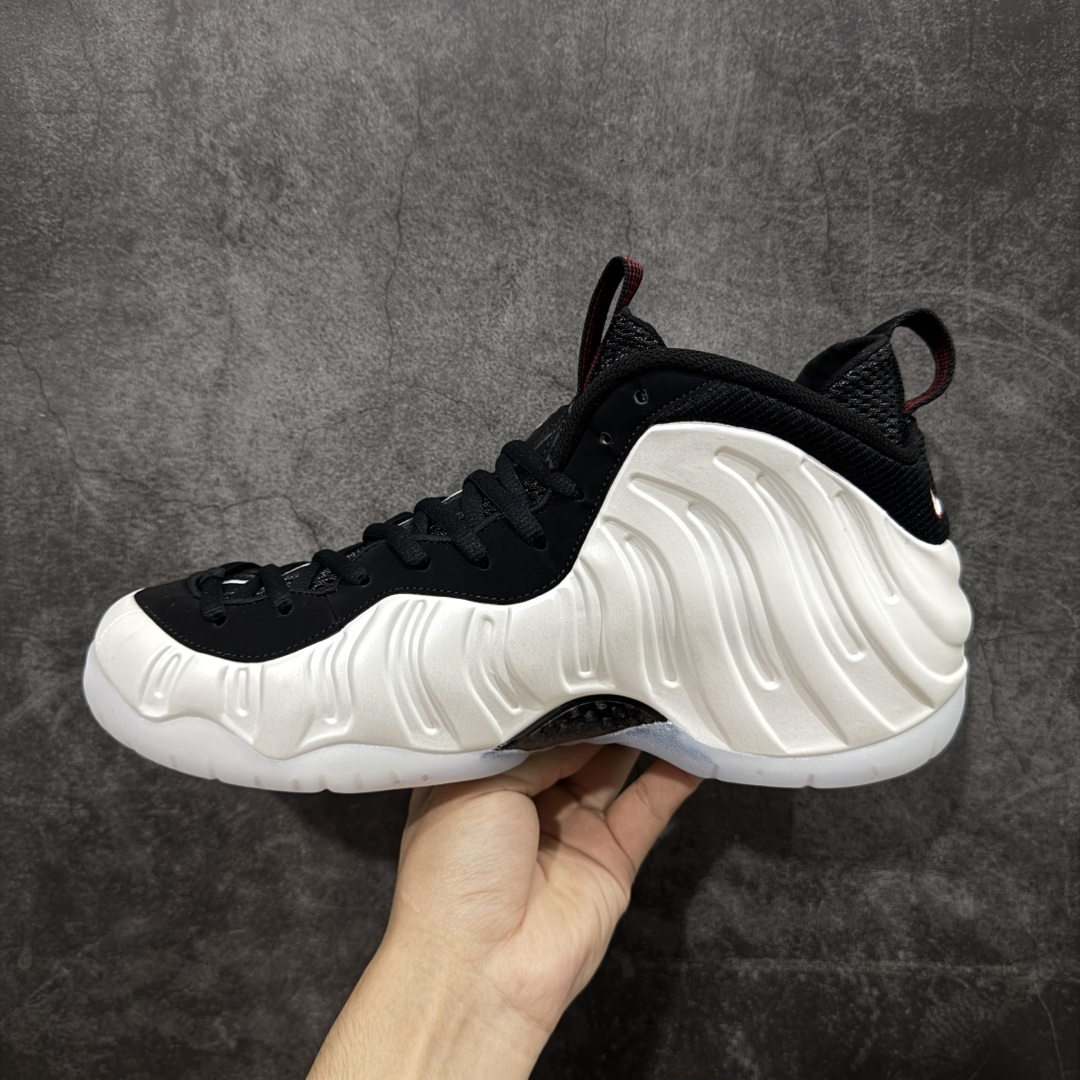 图片[2]-【莞产纯原】NK Air Foamposite One 市售最强品质 莞产顶级品质 白黑奶泡 2025 喷泡 HF0794-200 莞产原底面 公司渠道同模具 鞋型发泡360度无死角 双层Zoom气垫植入 中底完美注胶 搭载原厂碳纤维材质 诞生于1997年的NK Air Foamposite系列可以说是整个球鞋历史上最为经典的系列之一 也就是我们常说的“喷”和“泡” 其中“喷”由Foamposite One代言人Penny的英文音译而来 而“泡”则来源于另一款鞋型 Foamposite Pro中\”pro\”的音译 在诞生初期 由于高昂的造价以及超前的外形 Foamposite系列的反对者不在少数 甚至有人认为这款鞋会毁掉整个球鞋行业 但事实证明这双灵感来自于甲虫 自带“黑科技”鞋面以及双层Zoom+大块碳板的太空球鞋不仅受到了大众的接受与追捧 并且成功的影响了篮球鞋的发展 尺码：40 40.5 41 42 42.5 43 44 44.5 45 46 47.5-选品中心