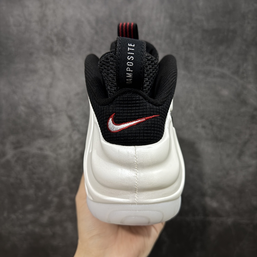 图片[4]-【莞产纯原】NK Air Foamposite One 市售最强品质 莞产顶级品质 白黑奶泡 2025 喷泡 HF0794-200 莞产原底面 公司渠道同模具 鞋型发泡360度无死角 双层Zoom气垫植入 中底完美注胶 搭载原厂碳纤维材质 诞生于1997年的NK Air Foamposite系列可以说是整个球鞋历史上最为经典的系列之一 也就是我们常说的“喷”和“泡” 其中“喷”由Foamposite One代言人Penny的英文音译而来 而“泡”则来源于另一款鞋型 Foamposite Pro中\”pro\”的音译 在诞生初期 由于高昂的造价以及超前的外形 Foamposite系列的反对者不在少数 甚至有人认为这款鞋会毁掉整个球鞋行业 但事实证明这双灵感来自于甲虫 自带“黑科技”鞋面以及双层Zoom+大块碳板的太空球鞋不仅受到了大众的接受与追捧 并且成功的影响了篮球鞋的发展 尺码：40 40.5 41 42 42.5 43 44 44.5 45 46 47.5-选品中心