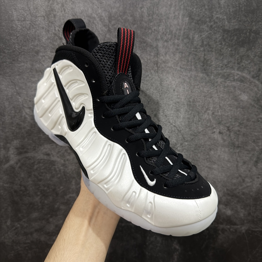 图片[3]-【莞产纯原】NK Air Foamposite One 市售最强品质 莞产顶级品质 白黑奶泡 2025 喷泡 HF0794-200 莞产原底面 公司渠道同模具 鞋型发泡360度无死角 双层Zoom气垫植入 中底完美注胶 搭载原厂碳纤维材质 诞生于1997年的NK Air Foamposite系列可以说是整个球鞋历史上最为经典的系列之一 也就是我们常说的“喷”和“泡” 其中“喷”由Foamposite One代言人Penny的英文音译而来 而“泡”则来源于另一款鞋型 Foamposite Pro中\”pro\”的音译 在诞生初期 由于高昂的造价以及超前的外形 Foamposite系列的反对者不在少数 甚至有人认为这款鞋会毁掉整个球鞋行业 但事实证明这双灵感来自于甲虫 自带“黑科技”鞋面以及双层Zoom+大块碳板的太空球鞋不仅受到了大众的接受与追捧 并且成功的影响了篮球鞋的发展 尺码：40 40.5 41 42 42.5 43 44 44.5 45 46 47.5-选品中心