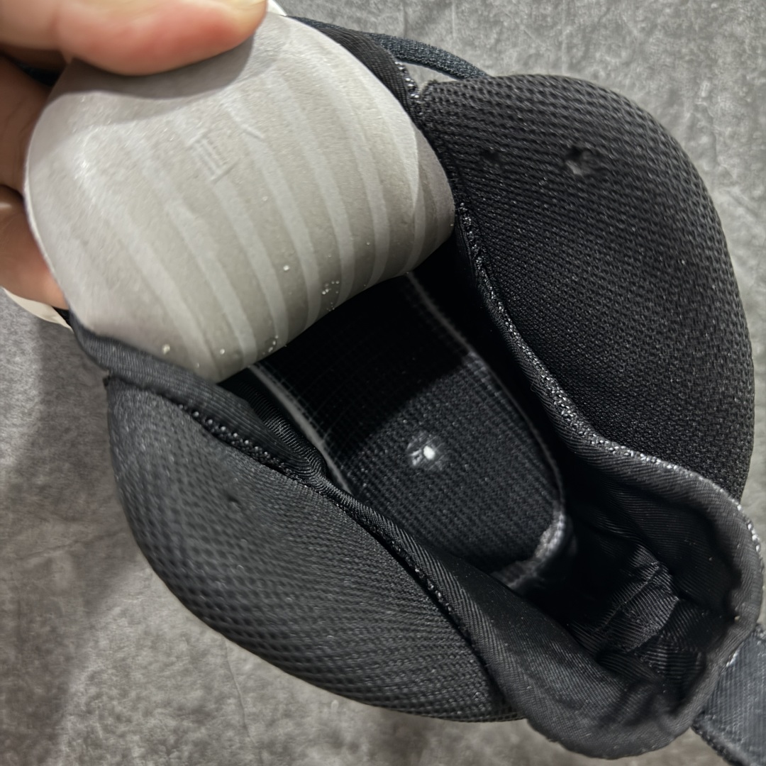 图片[8]-【莞产纯原】NK Air Foamposite One 市售最强品质 莞产顶级品质 白黑奶泡 2025 喷泡 HF0794-200 莞产原底面 公司渠道同模具 鞋型发泡360度无死角 双层Zoom气垫植入 中底完美注胶 搭载原厂碳纤维材质 诞生于1997年的NK Air Foamposite系列可以说是整个球鞋历史上最为经典的系列之一 也就是我们常说的“喷”和“泡” 其中“喷”由Foamposite One代言人Penny的英文音译而来 而“泡”则来源于另一款鞋型 Foamposite Pro中\”pro\”的音译 在诞生初期 由于高昂的造价以及超前的外形 Foamposite系列的反对者不在少数 甚至有人认为这款鞋会毁掉整个球鞋行业 但事实证明这双灵感来自于甲虫 自带“黑科技”鞋面以及双层Zoom+大块碳板的太空球鞋不仅受到了大众的接受与追捧 并且成功的影响了篮球鞋的发展 尺码：40 40.5 41 42 42.5 43 44 44.5 45 46 47.5-选品中心