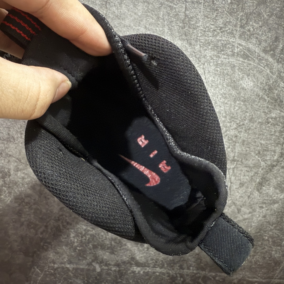 图片[6]-【莞产纯原】NK Air Foamposite One 市售最强品质 莞产顶级品质 白黑奶泡 2025 喷泡 HF0794-200 莞产原底面 公司渠道同模具 鞋型发泡360度无死角 双层Zoom气垫植入 中底完美注胶 搭载原厂碳纤维材质 诞生于1997年的NK Air Foamposite系列可以说是整个球鞋历史上最为经典的系列之一 也就是我们常说的“喷”和“泡” 其中“喷”由Foamposite One代言人Penny的英文音译而来 而“泡”则来源于另一款鞋型 Foamposite Pro中\”pro\”的音译 在诞生初期 由于高昂的造价以及超前的外形 Foamposite系列的反对者不在少数 甚至有人认为这款鞋会毁掉整个球鞋行业 但事实证明这双灵感来自于甲虫 自带“黑科技”鞋面以及双层Zoom+大块碳板的太空球鞋不仅受到了大众的接受与追捧 并且成功的影响了篮球鞋的发展 尺码：40 40.5 41 42 42.5 43 44 44.5 45 46 47.5-选品中心