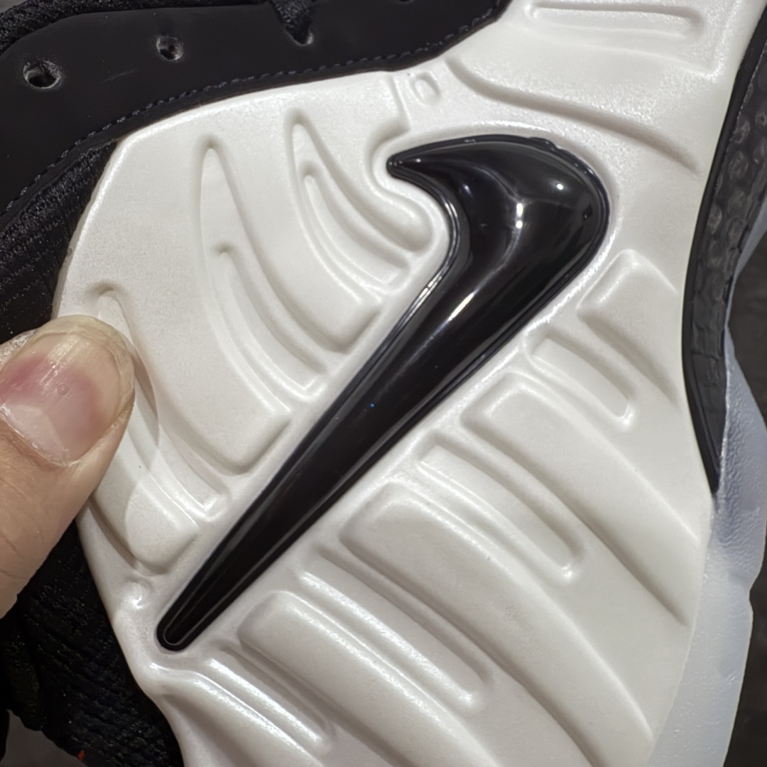 图片[3]-【莞产纯原】NK Air Foamposite One 市售最强品质 莞产顶级品质 白黑奶泡 2025 喷泡 HF0794-200 莞产原底面 公司渠道同模具 鞋型发泡360度无死角 双层Zoom气垫植入 中底完美注胶 搭载原厂碳纤维材质 诞生于1997年的NK Air Foamposite系列可以说是整个球鞋历史上最为经典的系列之一 也就是我们常说的“喷”和“泡” 其中“喷”由Foamposite One代言人Penny的英文音译而来 而“泡”则来源于另一款鞋型 Foamposite Pro中\”pro\”的音译 在诞生初期 由于高昂的造价以及超前的外形 Foamposite系列的反对者不在少数 甚至有人认为这款鞋会毁掉整个球鞋行业 但事实证明这双灵感来自于甲虫 自带“黑科技”鞋面以及双层Zoom+大块碳板的太空球鞋不仅受到了大众的接受与追捧 并且成功的影响了篮球鞋的发展 尺码：40 40.5 41 42 42.5 43 44 44.5 45 46 47.5-选品中心