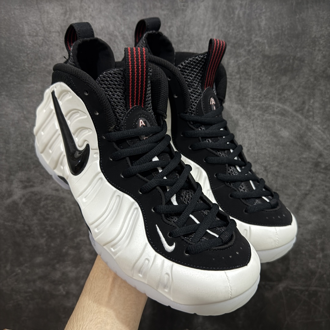 【莞产纯原】NK Air Foamposite One 市售最强品质 莞产顶级品质 白黑奶泡 2025 喷泡 HF0794-200 莞产原底面 公司渠道同模具 鞋型发泡360度无死角 双层Zoom气垫植入 中底完美注胶 搭载原厂碳纤维材质 诞生于1997年的NK Air Foamposite系列可以说是整个球鞋历史上最为经典的系列之一 也就是我们常说的“喷”和“泡” 其中“喷”由Foamposite One代言人Penny的英文音译而来 而“泡”则来源于另一款鞋型 Foamposite Pro中\