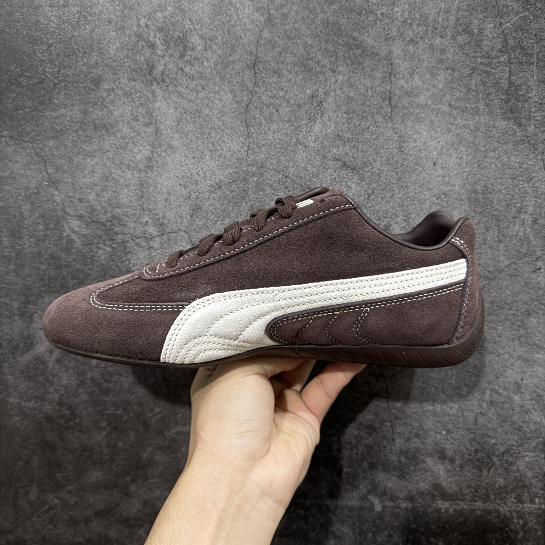 图片[2]-【CS纯原版】Puma Speedcat OG Sparco 彪马罗马阿莫尔系列 复古运动休闲赛车跑鞋 棕白 403903-01 市场第一梯队品质 版型 细节 烫金走线 完全碾压市场任意版本 欢迎对比🆚 工厂耗时3个月开发 原装档案原数据纸版楦型 采用固色翻毛皮鞋面材质(正确二次成型\’猛帮\’成型工艺🆚区别市面版本!!) 外置原数据开发轻量耐磨橡胶大底💪🏻 全球知名运动品牌PUMA宝马赛车系列 融合了宝马车队的标志性配色 以趣味十足又前卫复古的设计引领潮流 将赛道精神融入街头时尚 开启前卫竞速之旅 主打前卫复古风 Roma鞋款的鞋侧以复古的流线造型 缀以宝马经典Logo 巧妙吸睛 而Speedcat鞋款以亮眼三色条纹元素缀以舒适鞋面 赋予了独特的个性美学 演绎赛车的无尽能量 尺码：35.5-45-选品中心