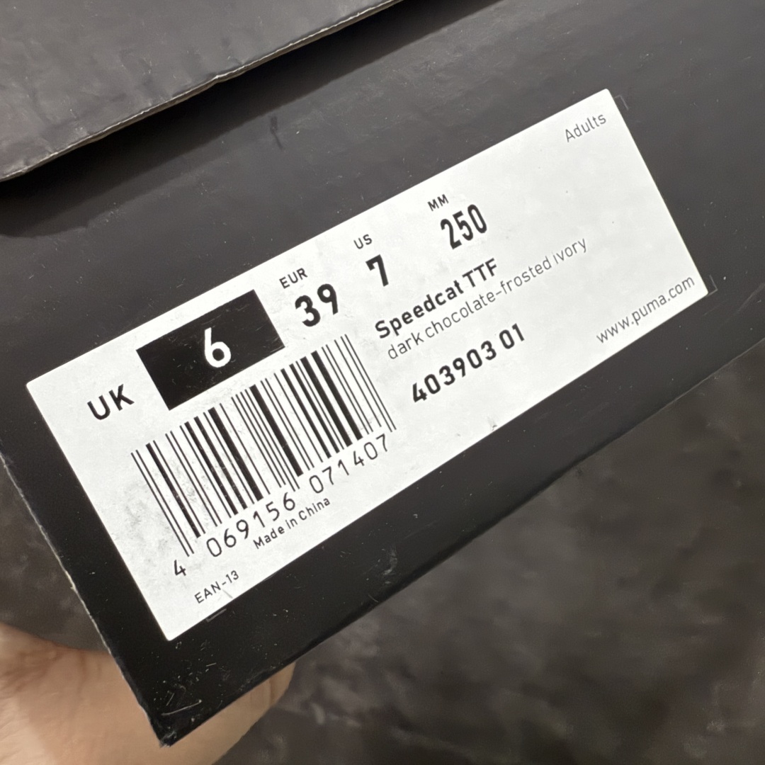 图片[9]-【CS纯原版】Puma Speedcat OG Sparco 彪马罗马阿莫尔系列 复古运动休闲赛车跑鞋 棕白 403903-01 市场第一梯队品质 版型 细节 烫金走线 完全碾压市场任意版本 欢迎对比🆚 工厂耗时3个月开发 原装档案原数据纸版楦型 采用固色翻毛皮鞋面材质(正确二次成型\’猛帮\’成型工艺🆚区别市面版本!!) 外置原数据开发轻量耐磨橡胶大底💪🏻 全球知名运动品牌PUMA宝马赛车系列 融合了宝马车队的标志性配色 以趣味十足又前卫复古的设计引领潮流 将赛道精神融入街头时尚 开启前卫竞速之旅 主打前卫复古风 Roma鞋款的鞋侧以复古的流线造型 缀以宝马经典Logo 巧妙吸睛 而Speedcat鞋款以亮眼三色条纹元素缀以舒适鞋面 赋予了独特的个性美学 演绎赛车的无尽能量 尺码：35.5-45-选品中心