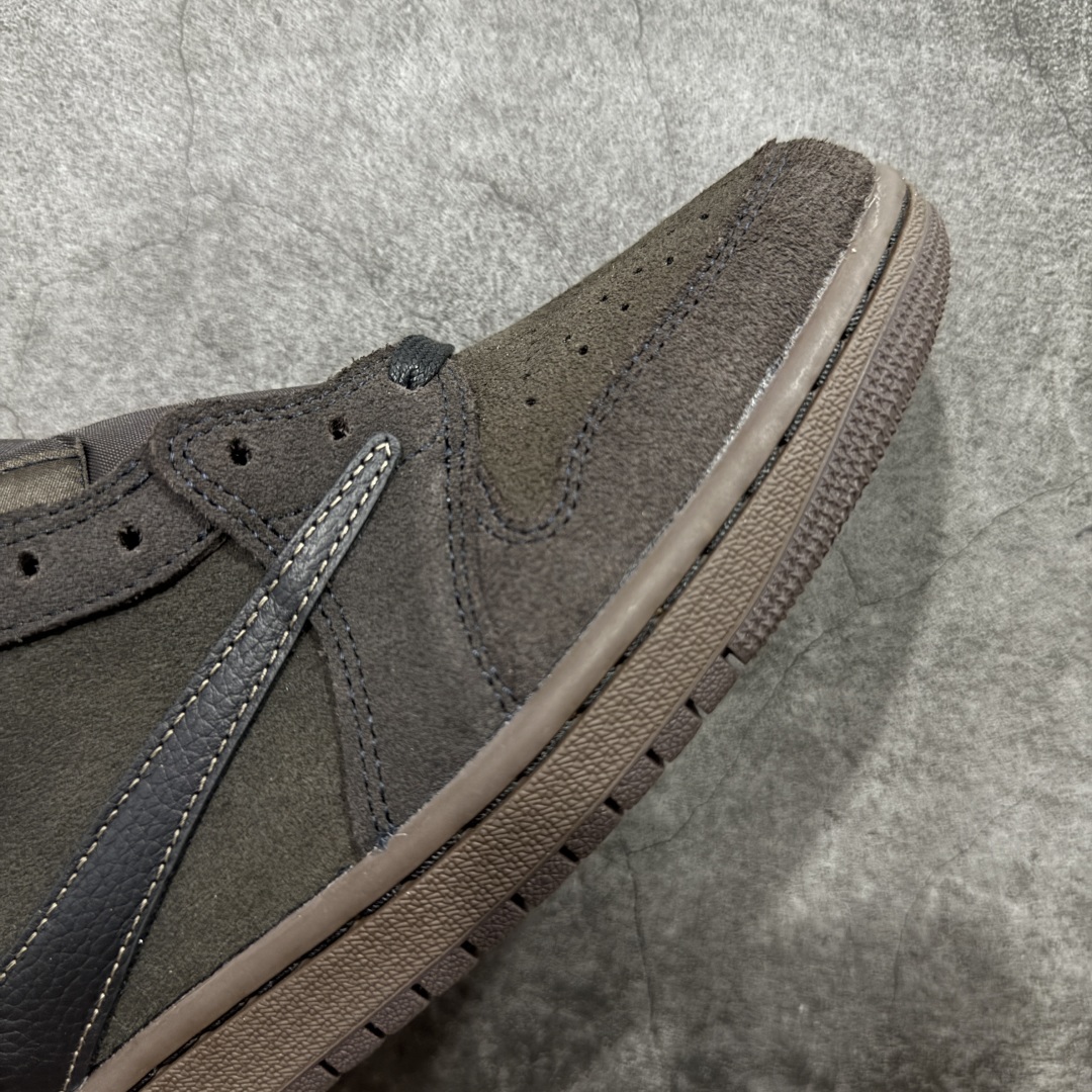 图片[6]-【原厂版】Air Jordan 1 x Travis Scott AJ1 x TS联名棕钩低帮 DM7866-202 超级强悍品质 可对比市场各大纯原版本 专业aj大厂出品 对细节的把控毋庸置疑 材料也是用最接近原鞋的头层皮料 所有地方都没有做到减配 原厂鞋楦打造完美鞋型 整体鞋型以及后跟做的弧度做的非常好 鞋带为原厂打蜡鞋带 粗细程度同步原鞋 裁片清洁度到位 无明显瑕疵毛边 免修产品 正确针车 该重针 该有尖角的地方都有做到 鞋价格非常香 转手可闭眼卖高价 到手各位就知道货有多好 绝对秒杀一切同价格货品 尺码：40-47.5-选品中心