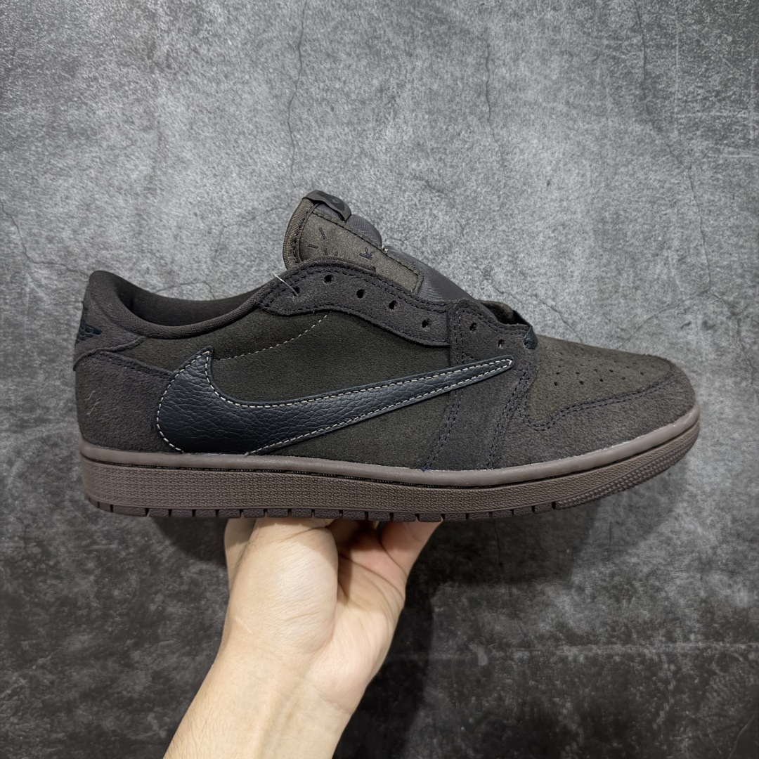 【原厂版】Air Jordan 1 x Travis Scott AJ1 x TS联名棕钩低帮 DM7866-202 超级强悍品质 可对比市场各大纯原版本 专业aj大厂出品 对细节的把控毋庸置疑 材料也是用最接近原鞋的头层皮料 所有地方都没有做到减配 原厂鞋楦打造完美鞋型 整体鞋型以及后跟做的弧度做的非常好 鞋带为原厂打蜡鞋带 粗细程度同步原鞋 裁片清洁度到位 无明显瑕疵毛边 免修产品 正确针车 该重针 该有尖角的地方都有做到 鞋价格非常香 转手可闭眼卖高价 到手各位就知道货有多好 绝对秒杀一切同价格货品 尺码:40-47.5-选品中心