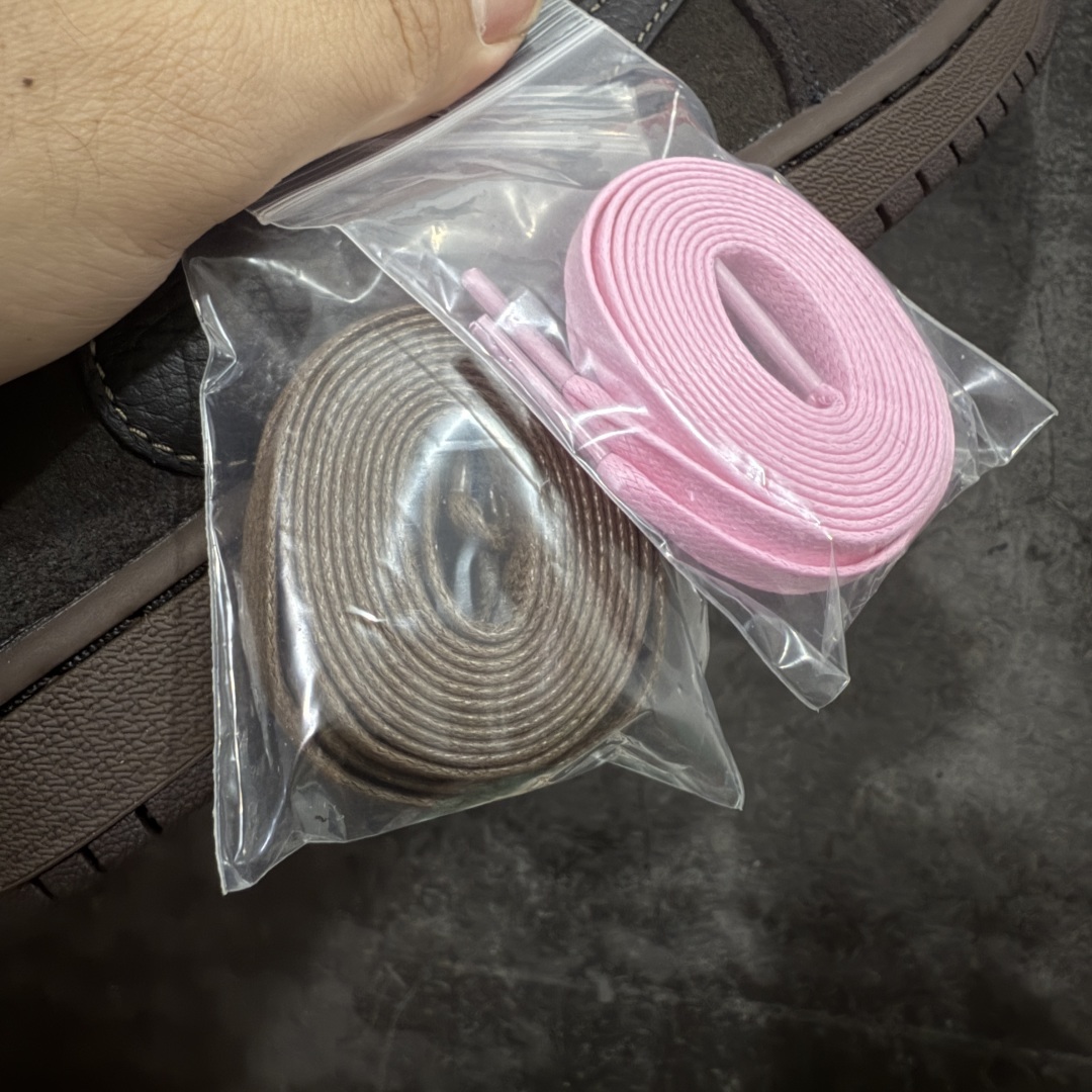 图片[8]-【原厂版】Air Jordan 1 x Travis Scott AJ1 x TS联名棕钩低帮 DM7866-202 超级强悍品质 可对比市场各大纯原版本 专业aj大厂出品 对细节的把控毋庸置疑 材料也是用最接近原鞋的头层皮料 所有地方都没有做到减配 原厂鞋楦打造完美鞋型 整体鞋型以及后跟做的弧度做的非常好 鞋带为原厂打蜡鞋带 粗细程度同步原鞋 裁片清洁度到位 无明显瑕疵毛边 免修产品 正确针车 该重针 该有尖角的地方都有做到 鞋价格非常香 转手可闭眼卖高价 到手各位就知道货有多好 绝对秒杀一切同价格货品 尺码：40-47.5-选品中心