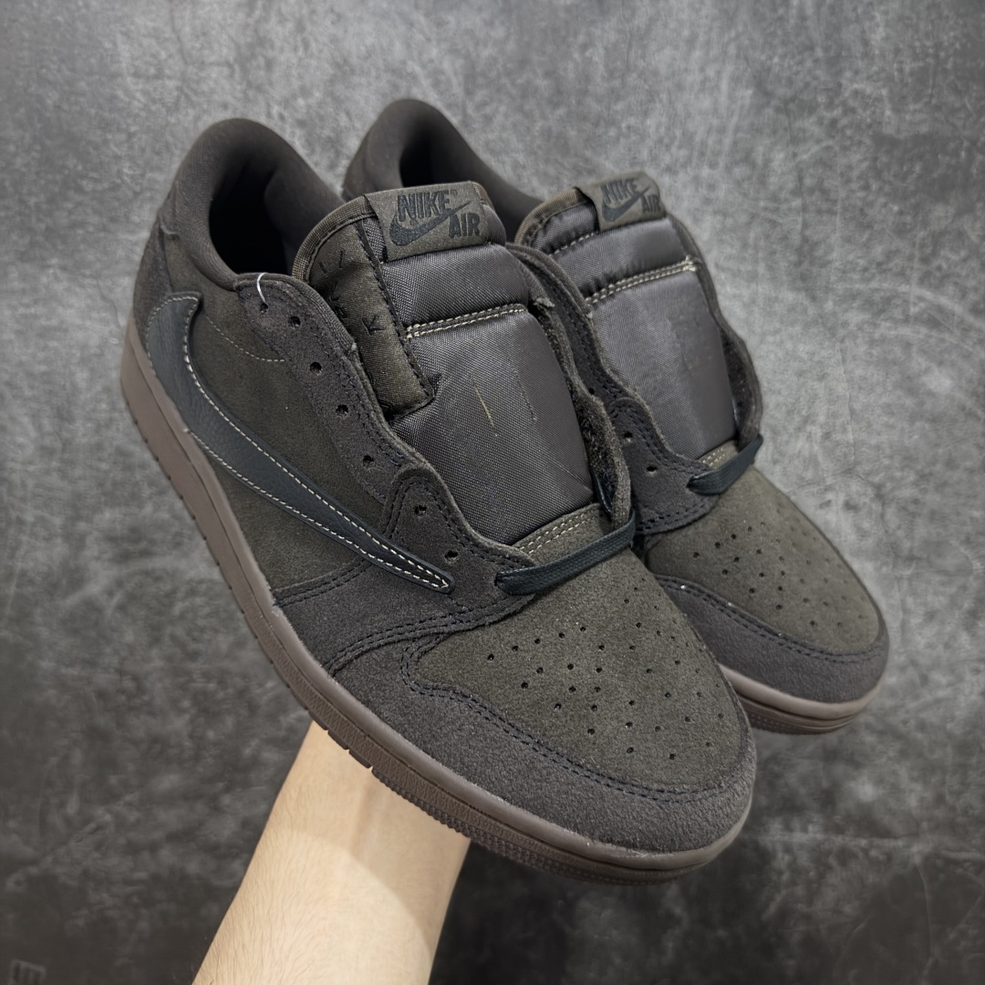 【原厂版】Air Jordan 1 x Travis Scott AJ1 x TS联名棕钩低帮 DM7866-202 超级强悍品质 可对比市场各大纯原版本 专业aj大厂出品 对细节的把控毋庸置疑 材料也是用最接近原鞋的头层皮料 所有地方都没有做到减配 原厂鞋楦打造完美鞋型 整体鞋型以及后跟做的弧度做的非常好 鞋带为原厂打蜡鞋带 粗细程度同步原鞋 裁片清洁度到位 无明显瑕疵毛边 免修产品 正确针车 该重针 该有尖角的地方都有做到 鞋价格非常香 转手可闭眼卖高价 到手各位就知道货有多好 绝对秒杀一切同价格货品 尺码:40-47.5-选品中心