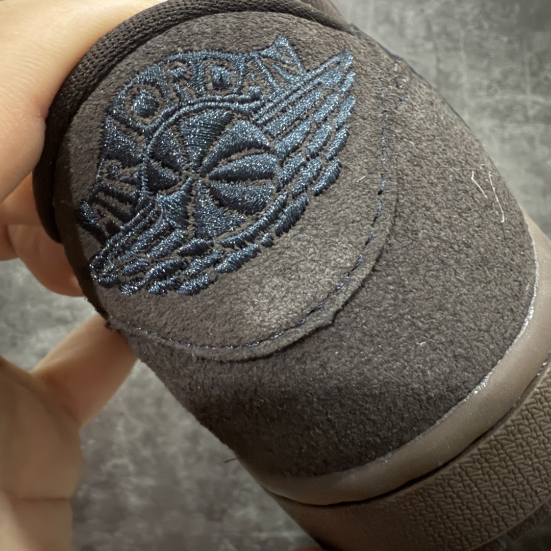 图片[2]-【原厂版】Air Jordan 1 x Travis Scott AJ1 x TS联名棕钩低帮 DM7866-202 超级强悍品质 可对比市场各大纯原版本 专业aj大厂出品 对细节的把控毋庸置疑 材料也是用最接近原鞋的头层皮料 所有地方都没有做到减配 原厂鞋楦打造完美鞋型 整体鞋型以及后跟做的弧度做的非常好 鞋带为原厂打蜡鞋带 粗细程度同步原鞋 裁片清洁度到位 无明显瑕疵毛边 免修产品 正确针车 该重针 该有尖角的地方都有做到 鞋价格非常香 转手可闭眼卖高价 到手各位就知道货有多好 绝对秒杀一切同价格货品 尺码：40-47.5-选品中心