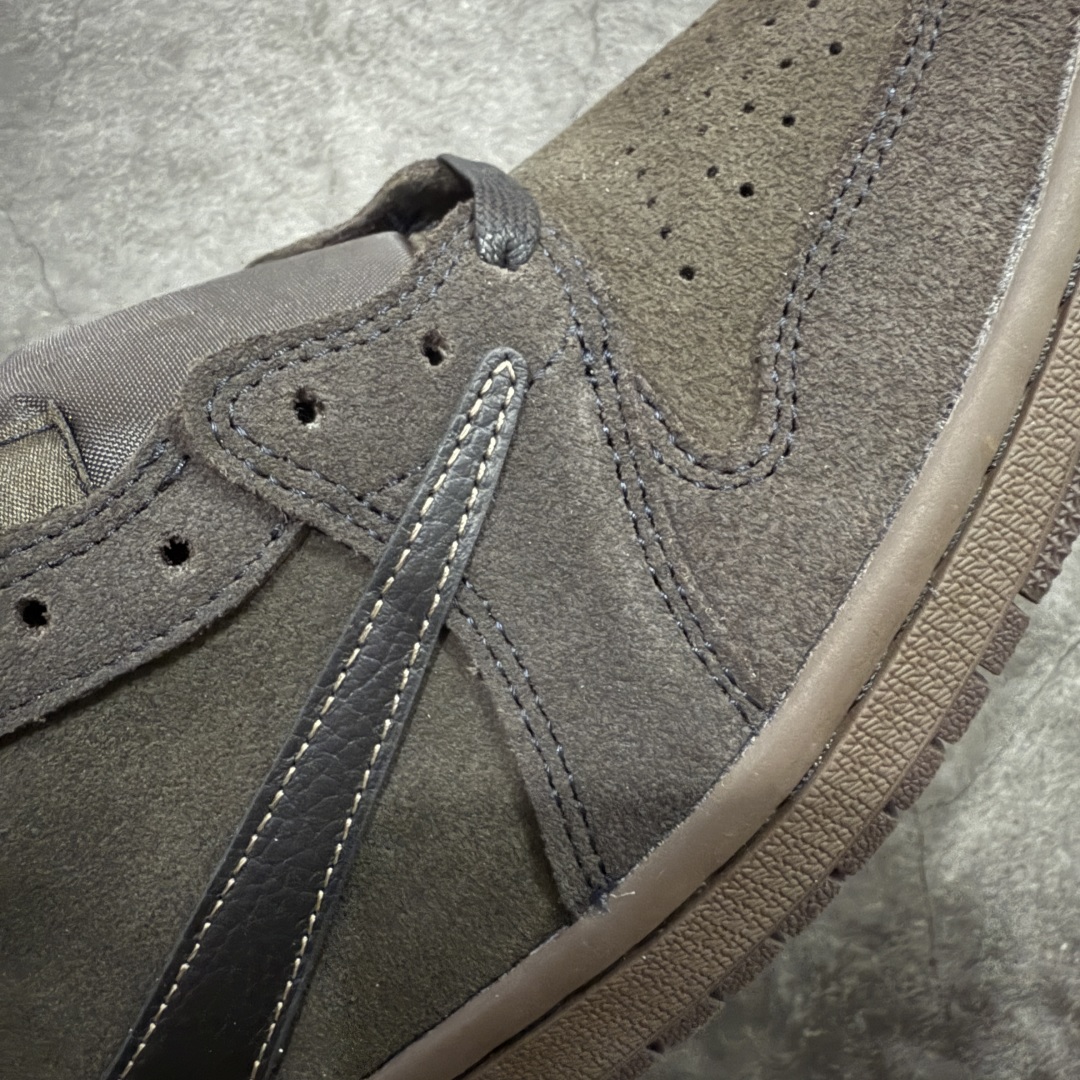 图片[4]-【原厂版】Air Jordan 1 x Travis Scott AJ1 x TS联名棕钩低帮 DM7866-202 超级强悍品质 可对比市场各大纯原版本 专业aj大厂出品 对细节的把控毋庸置疑 材料也是用最接近原鞋的头层皮料 所有地方都没有做到减配 原厂鞋楦打造完美鞋型 整体鞋型以及后跟做的弧度做的非常好 鞋带为原厂打蜡鞋带 粗细程度同步原鞋 裁片清洁度到位 无明显瑕疵毛边 免修产品 正确针车 该重针 该有尖角的地方都有做到 鞋价格非常香 转手可闭眼卖高价 到手各位就知道货有多好 绝对秒杀一切同价格货品 尺码：40-47.5-选品中心
