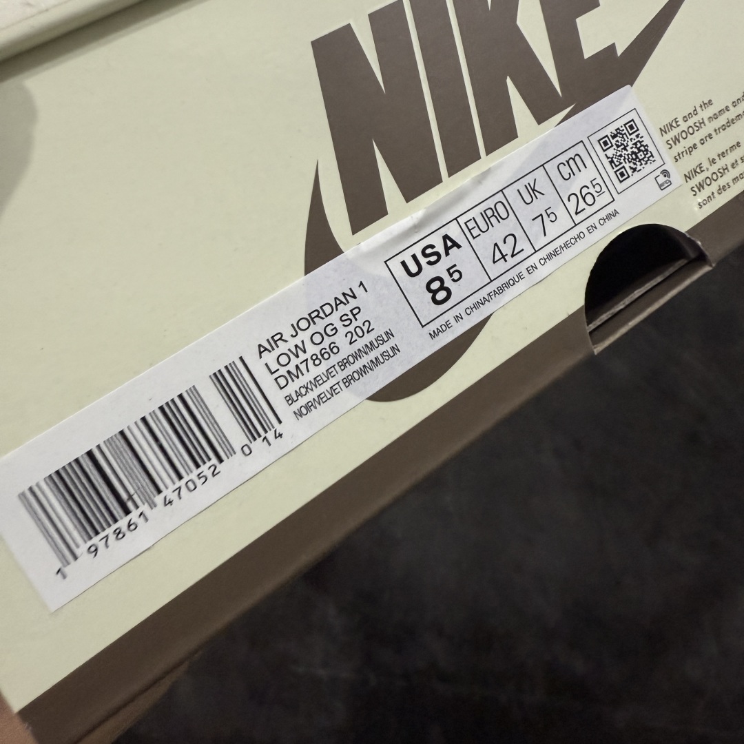 图片[9]-【原厂版】Air Jordan 1 x Travis Scott AJ1 x TS联名棕钩低帮 DM7866-202 超级强悍品质 可对比市场各大纯原版本 专业aj大厂出品 对细节的把控毋庸置疑 材料也是用最接近原鞋的头层皮料 所有地方都没有做到减配 原厂鞋楦打造完美鞋型 整体鞋型以及后跟做的弧度做的非常好 鞋带为原厂打蜡鞋带 粗细程度同步原鞋 裁片清洁度到位 无明显瑕疵毛边 免修产品 正确针车 该重针 该有尖角的地方都有做到 鞋价格非常香 转手可闭眼卖高价 到手各位就知道货有多好 绝对秒杀一切同价格货品 尺码：40-47.5-选品中心
