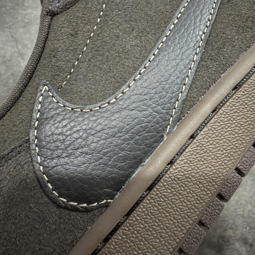 图片[3]-【原厂版】Air Jordan 1 x Travis Scott AJ1 x TS联名棕钩低帮 DM7866-202 超级强悍品质 可对比市场各大纯原版本 专业aj大厂出品 对细节的把控毋庸置疑 材料也是用最接近原鞋的头层皮料 所有地方都没有做到减配 原厂鞋楦打造完美鞋型 整体鞋型以及后跟做的弧度做的非常好 鞋带为原厂打蜡鞋带 粗细程度同步原鞋 裁片清洁度到位 无明显瑕疵毛边 免修产品 正确针车 该重针 该有尖角的地方都有做到 鞋价格非常香 转手可闭眼卖高价 到手各位就知道货有多好 绝对秒杀一切同价格货品 尺码：40-47.5-选品中心