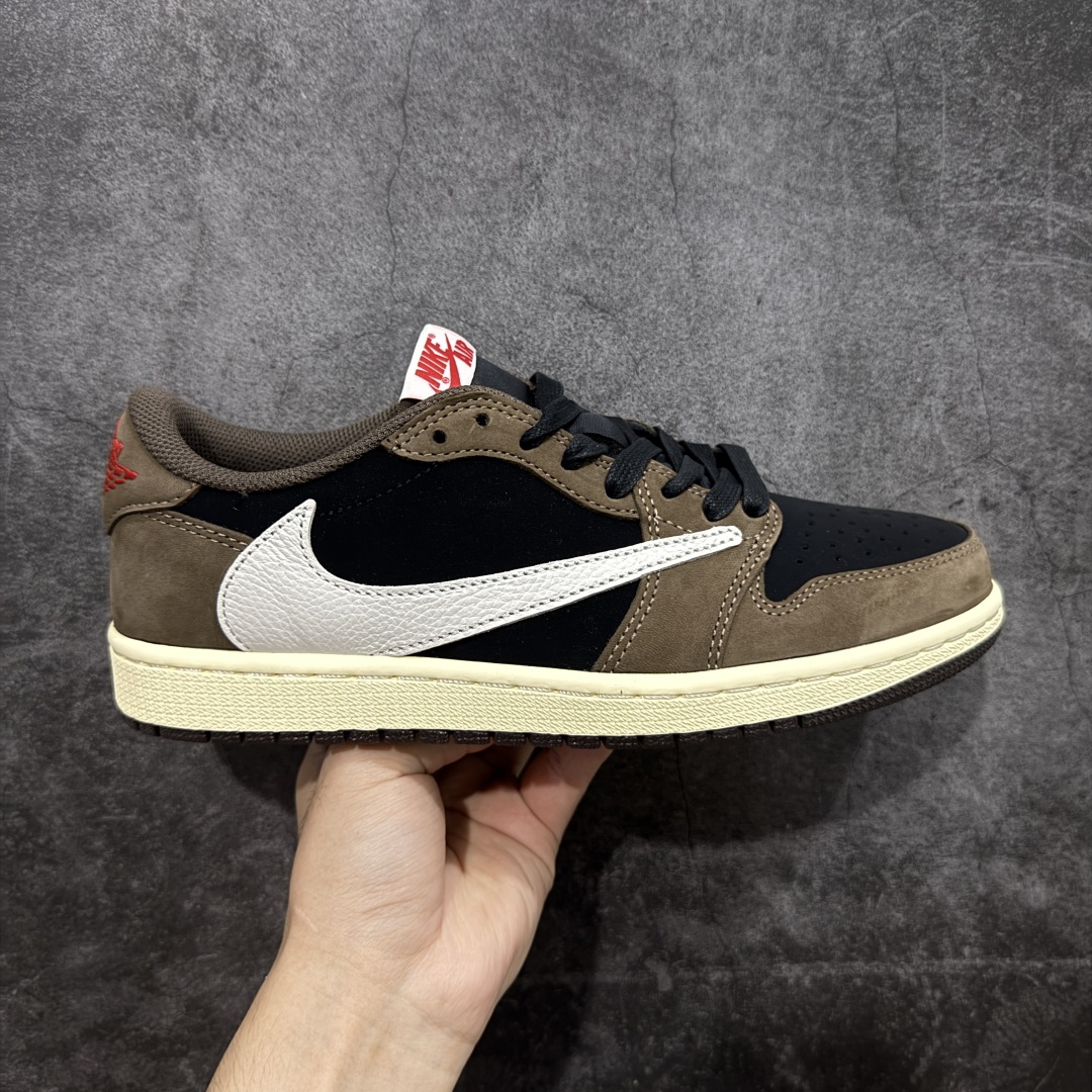 【原厂版】Air Jordan 1 x Travis Scott AJ1 x TS联名棕黑倒钩低帮 CQ4277-001 超级强悍品质 可对比市场各大纯原版本 专业aj大厂出品 对细节的把控毋庸置疑 材料也是用最接近原鞋的头层皮料 所有地方都没有做到减配 原厂鞋楦打造完美鞋型 整体鞋型以及后跟做的弧度做的非常好 鞋带为原厂打蜡鞋带 粗细程度同步原鞋 裁片清洁度到位 无明显瑕疵毛边 免修产品 正确针车 该重针 该有尖角的地方都有做到 鞋价格非常香 转手可闭眼卖高价 到手各位就知道货有多好 绝对秒杀一切同价格货品 尺码:36-47.5-选品中心