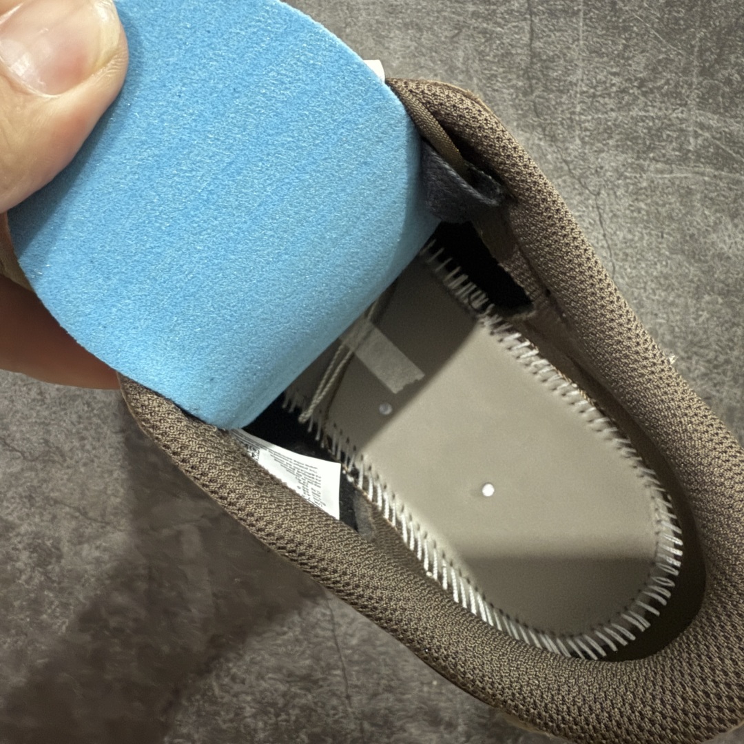 图片[8]-【原厂版】Air Jordan 1 x Travis Scott AJ1 x TS联名棕黑倒钩低帮 CQ4277-001 超级强悍品质 可对比市场各大纯原版本 专业aj大厂出品 对细节的把控毋庸置疑 材料也是用最接近原鞋的头层皮料 所有地方都没有做到减配 原厂鞋楦打造完美鞋型 整体鞋型以及后跟做的弧度做的非常好 鞋带为原厂打蜡鞋带 粗细程度同步原鞋 裁片清洁度到位 无明显瑕疵毛边 免修产品 正确针车 该重针 该有尖角的地方都有做到 鞋价格非常香 转手可闭眼卖高价 到手各位就知道货有多好 绝对秒杀一切同价格货品 尺码：36-47.5-选品中心