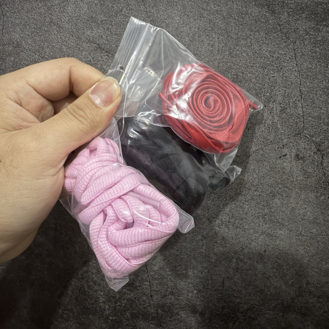 图片[9]-【原厂版】Air Jordan 1 x Travis Scott AJ1 x TS联名棕黑倒钩低帮 CQ4277-001 超级强悍品质 可对比市场各大纯原版本 专业aj大厂出品 对细节的把控毋庸置疑 材料也是用最接近原鞋的头层皮料 所有地方都没有做到减配 原厂鞋楦打造完美鞋型 整体鞋型以及后跟做的弧度做的非常好 鞋带为原厂打蜡鞋带 粗细程度同步原鞋 裁片清洁度到位 无明显瑕疵毛边 免修产品 正确针车 该重针 该有尖角的地方都有做到 鞋价格非常香 转手可闭眼卖高价 到手各位就知道货有多好 绝对秒杀一切同价格货品 尺码：36-47.5-选品中心