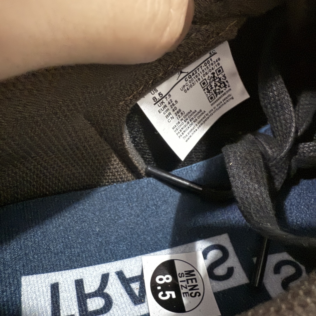 图片[7]-【原厂版】Air Jordan 1 x Travis Scott AJ1 x TS联名棕黑倒钩低帮 CQ4277-001 超级强悍品质 可对比市场各大纯原版本 专业aj大厂出品 对细节的把控毋庸置疑 材料也是用最接近原鞋的头层皮料 所有地方都没有做到减配 原厂鞋楦打造完美鞋型 整体鞋型以及后跟做的弧度做的非常好 鞋带为原厂打蜡鞋带 粗细程度同步原鞋 裁片清洁度到位 无明显瑕疵毛边 免修产品 正确针车 该重针 该有尖角的地方都有做到 鞋价格非常香 转手可闭眼卖高价 到手各位就知道货有多好 绝对秒杀一切同价格货品 尺码：36-47.5-选品中心