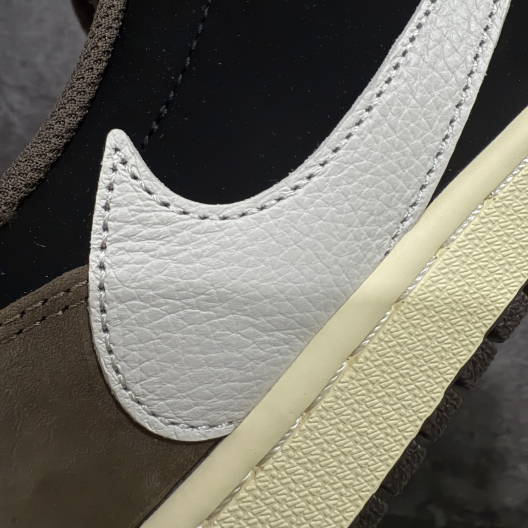 图片[3]-【原厂版】Air Jordan 1 x Travis Scott AJ1 x TS联名棕黑倒钩低帮 CQ4277-001 超级强悍品质 可对比市场各大纯原版本 专业aj大厂出品 对细节的把控毋庸置疑 材料也是用最接近原鞋的头层皮料 所有地方都没有做到减配 原厂鞋楦打造完美鞋型 整体鞋型以及后跟做的弧度做的非常好 鞋带为原厂打蜡鞋带 粗细程度同步原鞋 裁片清洁度到位 无明显瑕疵毛边 免修产品 正确针车 该重针 该有尖角的地方都有做到 鞋价格非常香 转手可闭眼卖高价 到手各位就知道货有多好 绝对秒杀一切同价格货品 尺码：36-47.5-选品中心