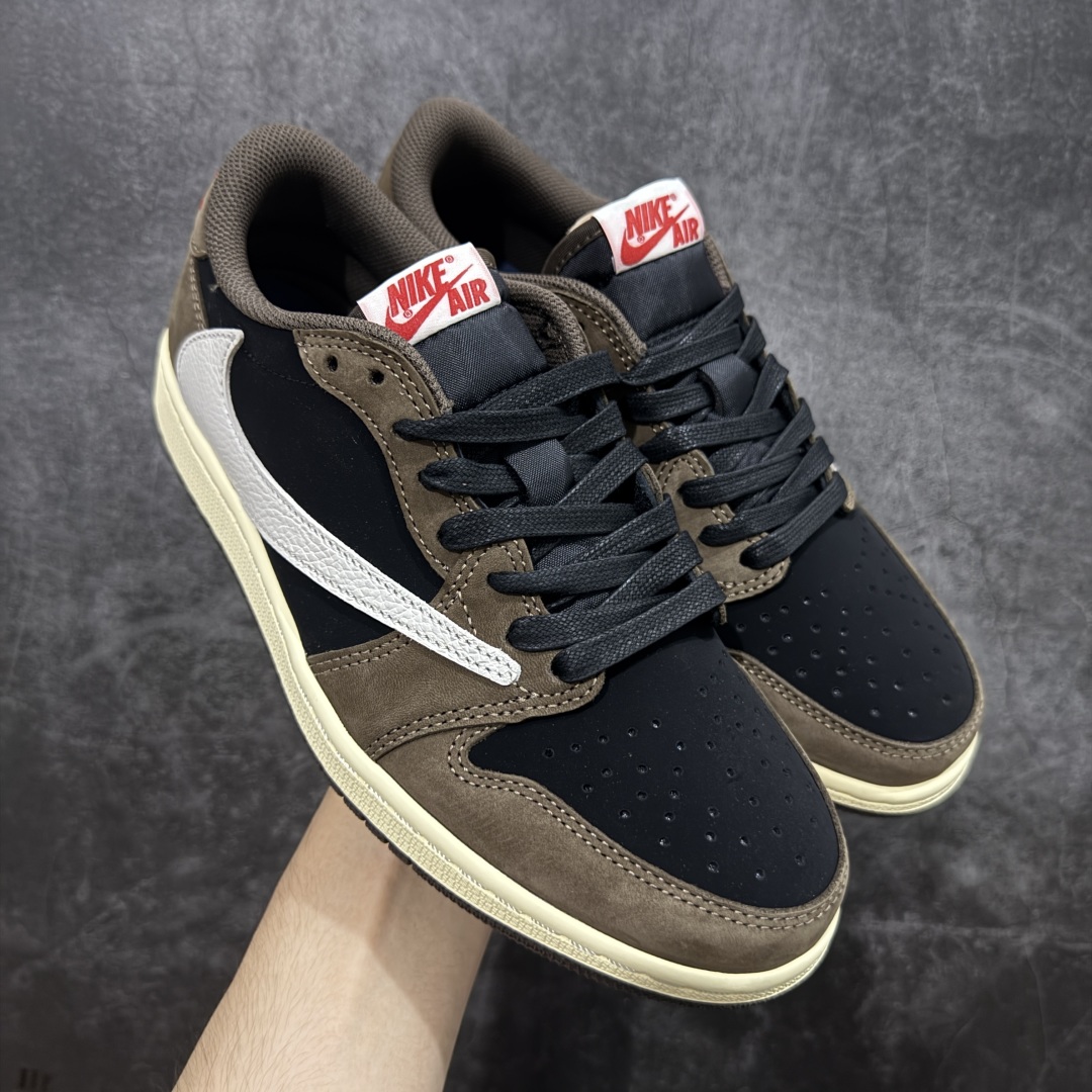【原厂版】Air Jordan 1 x Travis Scott AJ1 x TS联名棕黑倒钩低帮 CQ4277-001 超级强悍品质 可对比市场各大纯原版本 专业aj大厂出品 对细节的把控毋庸置疑 材料也是用最接近原鞋的头层皮料 所有地方都没有做到减配 原厂鞋楦打造完美鞋型 整体鞋型以及后跟做的弧度做的非常好 鞋带为原厂打蜡鞋带 粗细程度同步原鞋 裁片清洁度到位 无明显瑕疵毛边 免修产品 正确针车 该重针 该有尖角的地方都有做到 鞋价格非常香 转手可闭眼卖高价 到手各位就知道货有多好 绝对秒杀一切同价格货品 尺码:36-47.5-选品中心