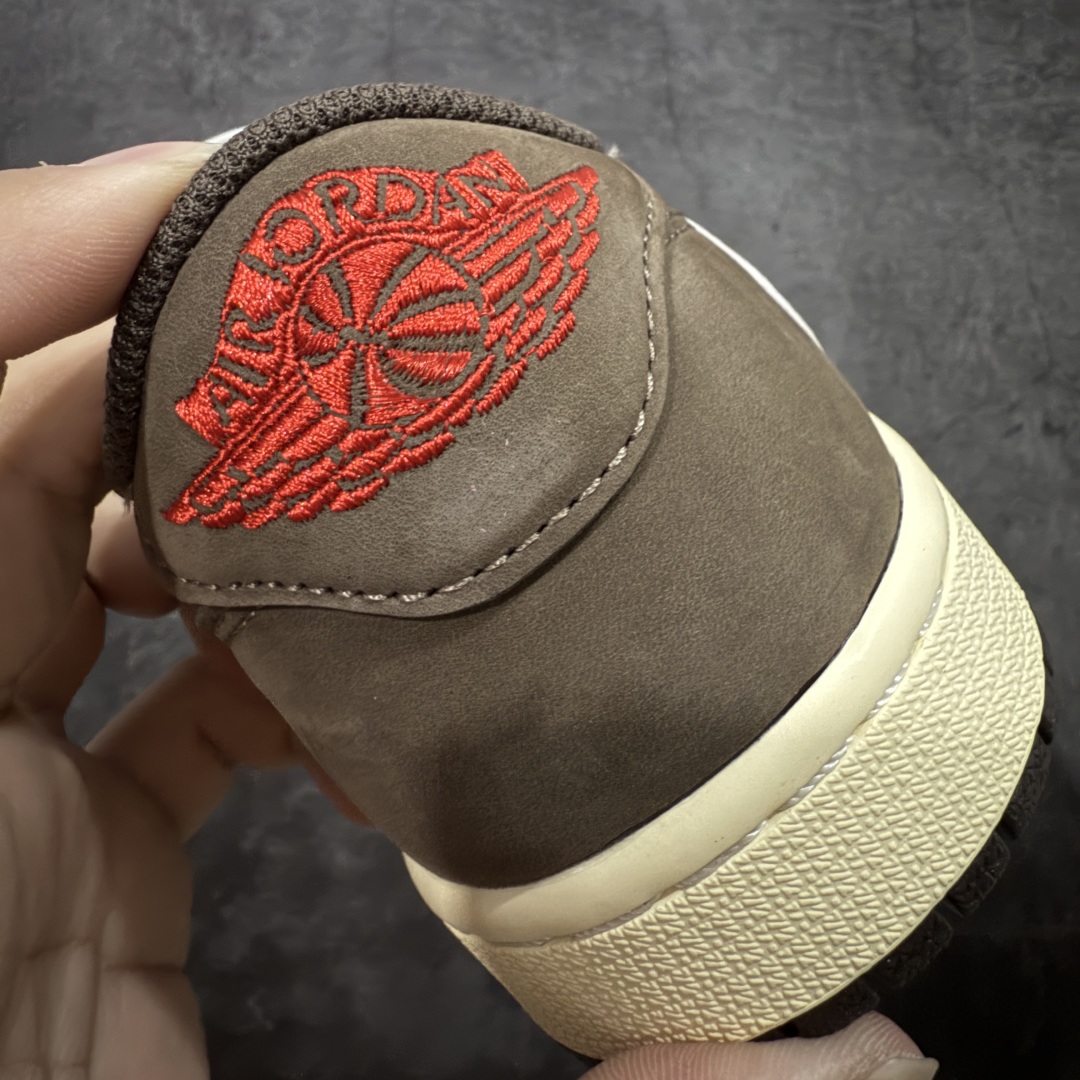 图片[2]-【原厂版】Air Jordan 1 x Travis Scott AJ1 x TS联名棕黑倒钩低帮 CQ4277-001 超级强悍品质 可对比市场各大纯原版本 专业aj大厂出品 对细节的把控毋庸置疑 材料也是用最接近原鞋的头层皮料 所有地方都没有做到减配 原厂鞋楦打造完美鞋型 整体鞋型以及后跟做的弧度做的非常好 鞋带为原厂打蜡鞋带 粗细程度同步原鞋 裁片清洁度到位 无明显瑕疵毛边 免修产品 正确针车 该重针 该有尖角的地方都有做到 鞋价格非常香 转手可闭眼卖高价 到手各位就知道货有多好 绝对秒杀一切同价格货品 尺码：36-47.5-选品中心