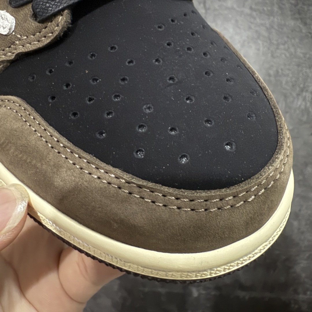 图片[5]-【原厂版】Air Jordan 1 x Travis Scott AJ1 x TS联名棕黑倒钩低帮 CQ4277-001 超级强悍品质 可对比市场各大纯原版本 专业aj大厂出品 对细节的把控毋庸置疑 材料也是用最接近原鞋的头层皮料 所有地方都没有做到减配 原厂鞋楦打造完美鞋型 整体鞋型以及后跟做的弧度做的非常好 鞋带为原厂打蜡鞋带 粗细程度同步原鞋 裁片清洁度到位 无明显瑕疵毛边 免修产品 正确针车 该重针 该有尖角的地方都有做到 鞋价格非常香 转手可闭眼卖高价 到手各位就知道货有多好 绝对秒杀一切同价格货品 尺码：36-47.5-选品中心