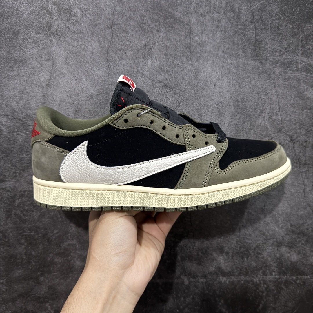 【原厂版】Air Jordan 1 x Travis Scott AJ1 x TS联名墨绿黑白倒钩低帮 DM7866-002 超级强悍品质 可对比市场各大纯原版本 专业aj大厂出品 对细节的把控毋庸置疑 材料也是用最接近原鞋的头层皮料 所有地方都没有做到减配 原厂鞋楦打造完美鞋型 整体鞋型以及后跟做的弧度做的非常好 鞋带为原厂打蜡鞋带 粗细程度同步原鞋 裁片清洁度到位 无明显瑕疵毛边 免修产品 正确针车 该重针 该有尖角的地方都有做到 鞋价格非常香 转手可闭眼卖高价 到手各位就知道货有多好 绝对秒杀一切同价格货品 尺码:36-47.5-选品中心