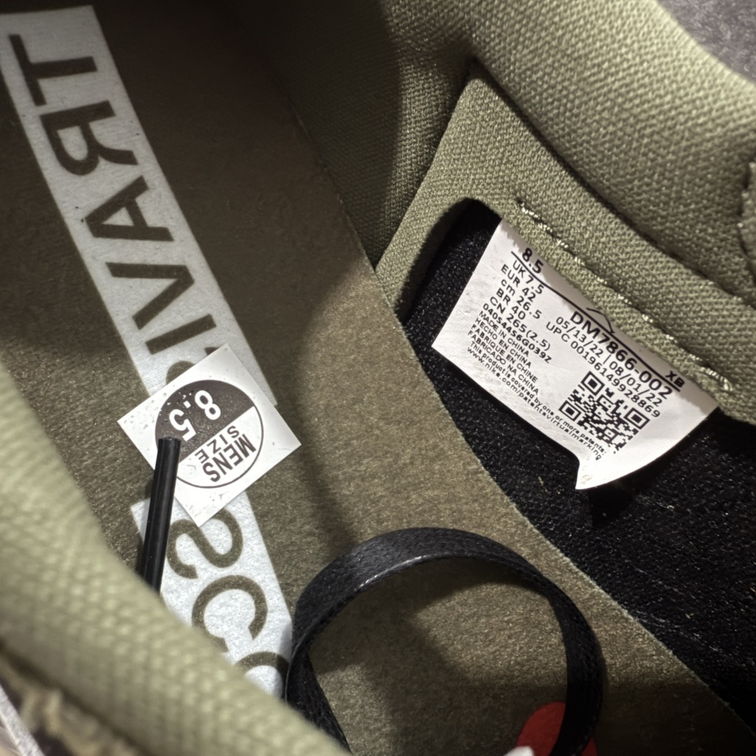 图片[7]-【原厂版】Air Jordan 1 x Travis Scott AJ1 x TS联名墨绿黑白倒钩低帮 DM7866-002 超级强悍品质 可对比市场各大纯原版本 专业aj大厂出品 对细节的把控毋庸置疑 材料也是用最接近原鞋的头层皮料 所有地方都没有做到减配 原厂鞋楦打造完美鞋型 整体鞋型以及后跟做的弧度做的非常好 鞋带为原厂打蜡鞋带 粗细程度同步原鞋 裁片清洁度到位 无明显瑕疵毛边 免修产品 正确针车 该重针 该有尖角的地方都有做到 鞋价格非常香 转手可闭眼卖高价 到手各位就知道货有多好 绝对秒杀一切同价格货品 尺码：36-47.5-选品中心