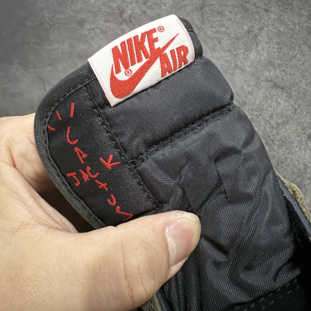 图片[6]-【原厂版】Air Jordan 1 x Travis Scott AJ1 x TS联名墨绿黑白倒钩低帮 DM7866-002 超级强悍品质 可对比市场各大纯原版本 专业aj大厂出品 对细节的把控毋庸置疑 材料也是用最接近原鞋的头层皮料 所有地方都没有做到减配 原厂鞋楦打造完美鞋型 整体鞋型以及后跟做的弧度做的非常好 鞋带为原厂打蜡鞋带 粗细程度同步原鞋 裁片清洁度到位 无明显瑕疵毛边 免修产品 正确针车 该重针 该有尖角的地方都有做到 鞋价格非常香 转手可闭眼卖高价 到手各位就知道货有多好 绝对秒杀一切同价格货品 尺码：36-47.5-选品中心