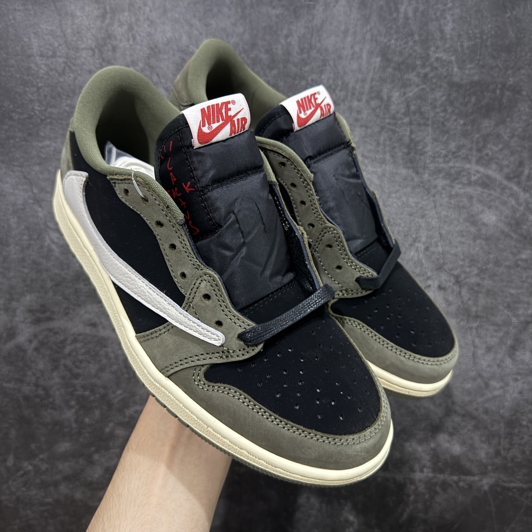 【原厂版】Air Jordan 1 x Travis Scott AJ1 x TS联名墨绿黑白倒钩低帮 DM7866-002 超级强悍品质 可对比市场各大纯原版本 专业aj大厂出品 对细节的把控毋庸置疑 材料也是用最接近原鞋的头层皮料 所有地方都没有做到减配 原厂鞋楦打造完美鞋型 整体鞋型以及后跟做的弧度做的非常好 鞋带为原厂打蜡鞋带 粗细程度同步原鞋 裁片清洁度到位 无明显瑕疵毛边 免修产品 正确针车 该重针 该有尖角的地方都有做到 鞋价格非常香 转手可闭眼卖高价 到手各位就知道货有多好 绝对秒杀一切同价格货品 尺码:36-47.5-选品中心