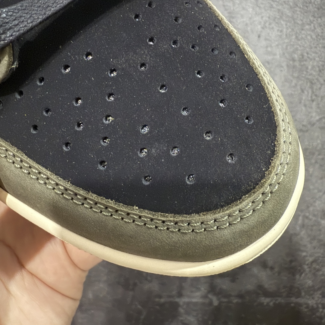 图片[5]-【原厂版】Air Jordan 1 x Travis Scott AJ1 x TS联名墨绿黑白倒钩低帮 DM7866-002 超级强悍品质 可对比市场各大纯原版本 专业aj大厂出品 对细节的把控毋庸置疑 材料也是用最接近原鞋的头层皮料 所有地方都没有做到减配 原厂鞋楦打造完美鞋型 整体鞋型以及后跟做的弧度做的非常好 鞋带为原厂打蜡鞋带 粗细程度同步原鞋 裁片清洁度到位 无明显瑕疵毛边 免修产品 正确针车 该重针 该有尖角的地方都有做到 鞋价格非常香 转手可闭眼卖高价 到手各位就知道货有多好 绝对秒杀一切同价格货品 尺码：36-47.5-选品中心