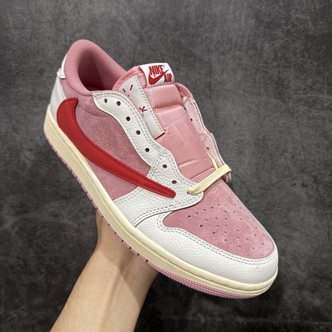 图片[3]-【原厂版】Air Jordan 1 x Travis Scott AJ1 x TS联名白粉红倒钩低帮 DM7866-100 超级强悍品质 可对比市场各大纯原版本 专业aj大厂出品 对细节的把控毋庸置疑 材料也是用最接近原鞋的头层皮料 所有地方都没有做到减配 原厂鞋楦打造完美鞋型 整体鞋型以及后跟做的弧度做的非常好 鞋带为原厂打蜡鞋带 粗细程度同步原鞋 裁片清洁度到位 无明显瑕疵毛边 免修产品 正确针车 该重针 该有尖角的地方都有做到 鞋价格非常香 转手可闭眼卖高价 到手各位就知道货有多好 绝对秒杀一切同价格货品 尺码：36-47.5-选品中心