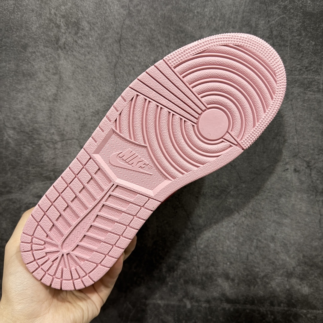 图片[9]-【原厂版】Air Jordan 1 x Travis Scott AJ1 x TS联名白粉红倒钩低帮 DM7866-100 超级强悍品质 可对比市场各大纯原版本 专业aj大厂出品 对细节的把控毋庸置疑 材料也是用最接近原鞋的头层皮料 所有地方都没有做到减配 原厂鞋楦打造完美鞋型 整体鞋型以及后跟做的弧度做的非常好 鞋带为原厂打蜡鞋带 粗细程度同步原鞋 裁片清洁度到位 无明显瑕疵毛边 免修产品 正确针车 该重针 该有尖角的地方都有做到 鞋价格非常香 转手可闭眼卖高价 到手各位就知道货有多好 绝对秒杀一切同价格货品 尺码：36-47.5-选品中心