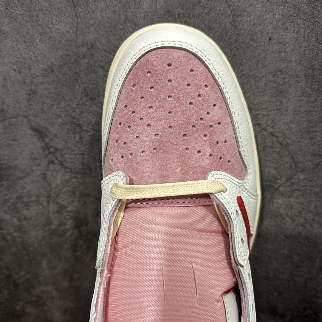图片[5]-【原厂版】Air Jordan 1 x Travis Scott AJ1 x TS联名白粉红倒钩低帮 DM7866-100 超级强悍品质 可对比市场各大纯原版本 专业aj大厂出品 对细节的把控毋庸置疑 材料也是用最接近原鞋的头层皮料 所有地方都没有做到减配 原厂鞋楦打造完美鞋型 整体鞋型以及后跟做的弧度做的非常好 鞋带为原厂打蜡鞋带 粗细程度同步原鞋 裁片清洁度到位 无明显瑕疵毛边 免修产品 正确针车 该重针 该有尖角的地方都有做到 鞋价格非常香 转手可闭眼卖高价 到手各位就知道货有多好 绝对秒杀一切同价格货品 尺码：36-47.5-选品中心