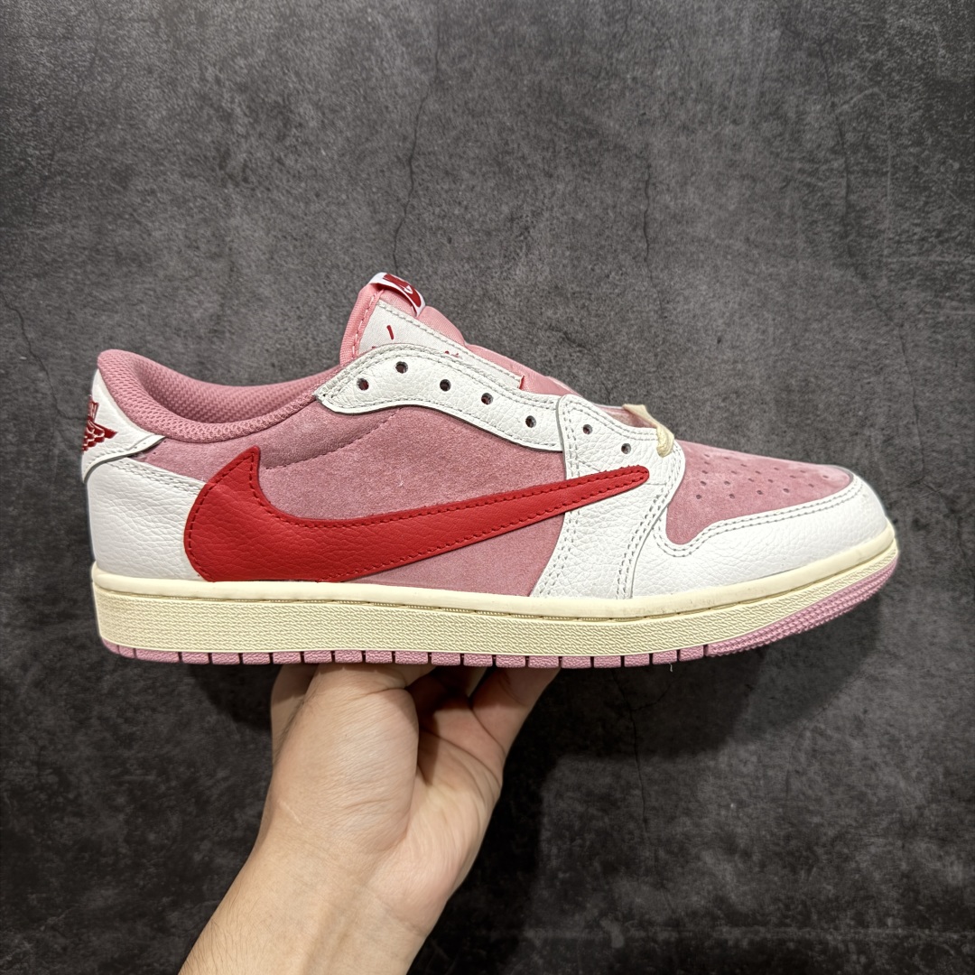 【原厂版】Air Jordan 1 x Travis Scott AJ1 x TS联名白粉红倒钩低帮 DM7866-100 超级强悍品质 可对比市场各大纯原版本 专业aj大厂出品 对细节的把控毋庸置疑 材料也是用最接近原鞋的头层皮料 所有地方都没有做到减配 原厂鞋楦打造完美鞋型 整体鞋型以及后跟做的弧度做的非常好 鞋带为原厂打蜡鞋带 粗细程度同步原鞋 裁片清洁度到位 无明显瑕疵毛边 免修产品 正确针车 该重针 该有尖角的地方都有做到 鞋价格非常香 转手可闭眼卖高价 到手各位就知道货有多好 绝对秒杀一切同价格货品 尺码:36-47.5-选品中心