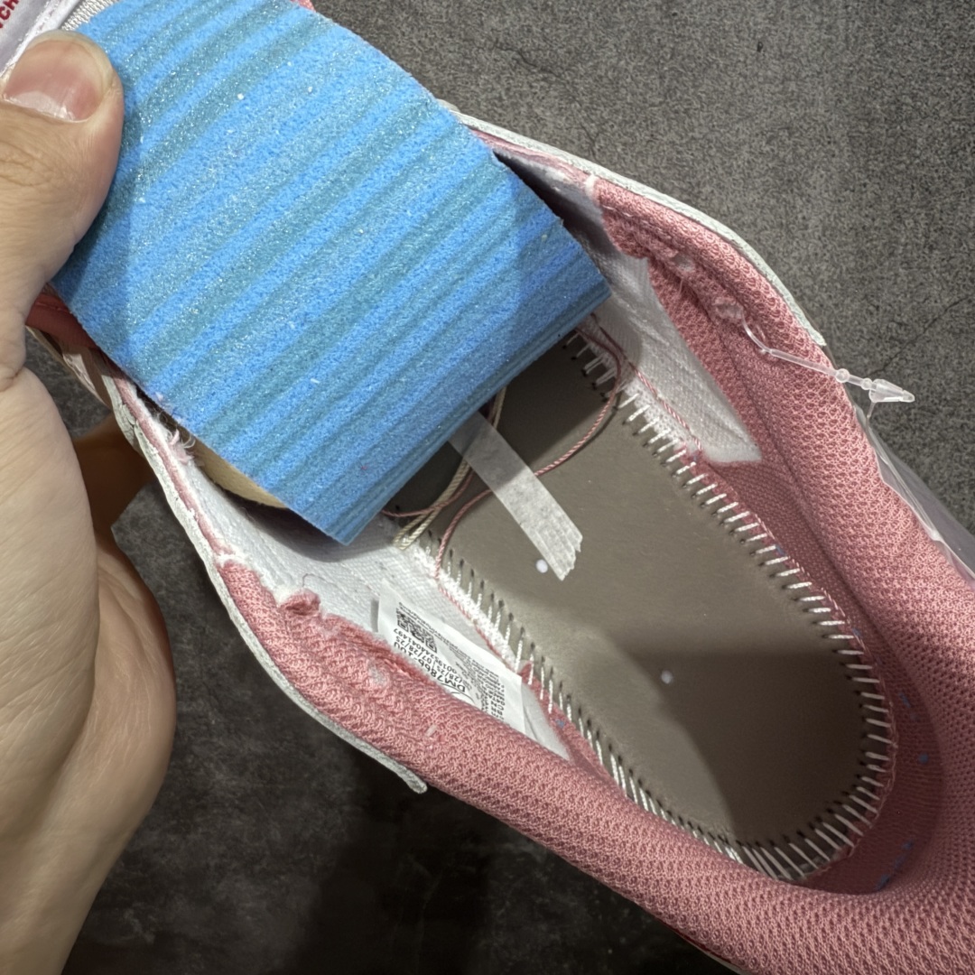 图片[8]-【原厂版】Air Jordan 1 x Travis Scott AJ1 x TS联名白粉红倒钩低帮 DM7866-100 超级强悍品质 可对比市场各大纯原版本 专业aj大厂出品 对细节的把控毋庸置疑 材料也是用最接近原鞋的头层皮料 所有地方都没有做到减配 原厂鞋楦打造完美鞋型 整体鞋型以及后跟做的弧度做的非常好 鞋带为原厂打蜡鞋带 粗细程度同步原鞋 裁片清洁度到位 无明显瑕疵毛边 免修产品 正确针车 该重针 该有尖角的地方都有做到 鞋价格非常香 转手可闭眼卖高价 到手各位就知道货有多好 绝对秒杀一切同价格货品 尺码：36-47.5-选品中心