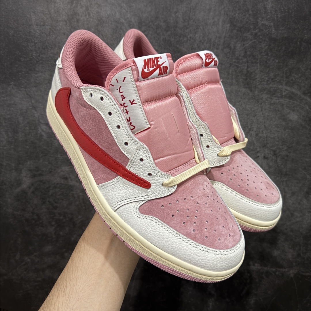 【原厂版】Air Jordan 1 x Travis Scott AJ1 x TS联名白粉红倒钩低帮 DM7866-100 超级强悍品质 可对比市场各大纯原版本 专业aj大厂出品 对细节的把控毋庸置疑 材料也是用最接近原鞋的头层皮料 所有地方都没有做到减配 原厂鞋楦打造完美鞋型 整体鞋型以及后跟做的弧度做的非常好 鞋带为原厂打蜡鞋带 粗细程度同步原鞋 裁片清洁度到位 无明显瑕疵毛边 免修产品 正确针车 该重针 该有尖角的地方都有做到 鞋价格非常香 转手可闭眼卖高价 到手各位就知道货有多好 绝对秒杀一切同价格货品 尺码:36-47.5-选品中心