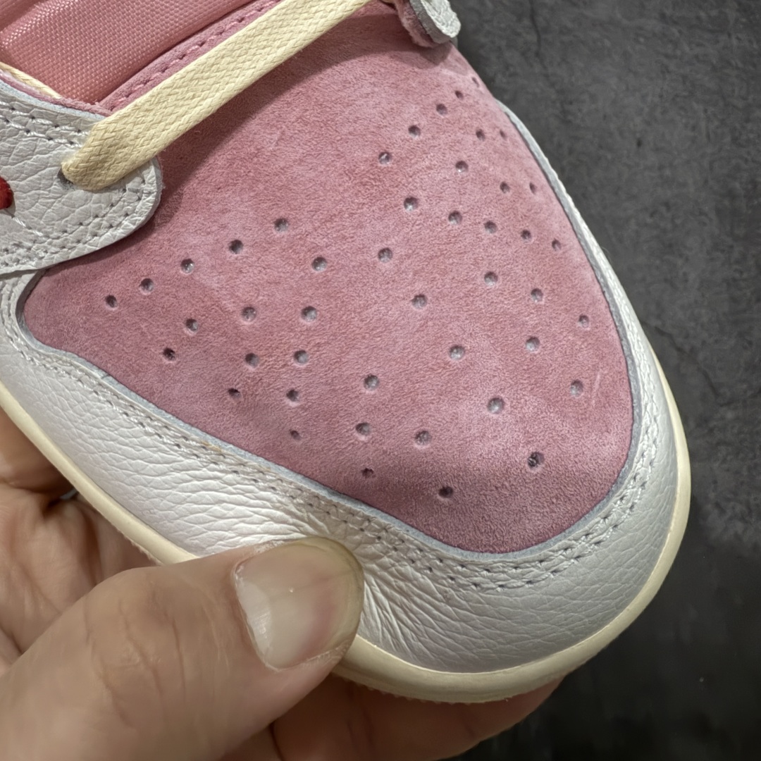 图片[5]-【原厂版】Air Jordan 1 x Travis Scott AJ1 x TS联名白粉红倒钩低帮 DM7866-100 超级强悍品质 可对比市场各大纯原版本 专业aj大厂出品 对细节的把控毋庸置疑 材料也是用最接近原鞋的头层皮料 所有地方都没有做到减配 原厂鞋楦打造完美鞋型 整体鞋型以及后跟做的弧度做的非常好 鞋带为原厂打蜡鞋带 粗细程度同步原鞋 裁片清洁度到位 无明显瑕疵毛边 免修产品 正确针车 该重针 该有尖角的地方都有做到 鞋价格非常香 转手可闭眼卖高价 到手各位就知道货有多好 绝对秒杀一切同价格货品 尺码：36-47.5-选品中心