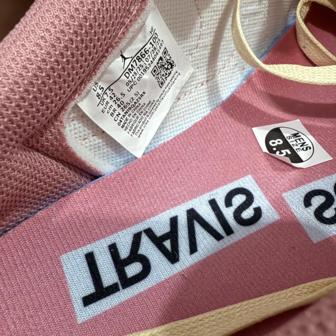 图片[7]-【原厂版】Air Jordan 1 x Travis Scott AJ1 x TS联名白粉红倒钩低帮 DM7866-100 超级强悍品质 可对比市场各大纯原版本 专业aj大厂出品 对细节的把控毋庸置疑 材料也是用最接近原鞋的头层皮料 所有地方都没有做到减配 原厂鞋楦打造完美鞋型 整体鞋型以及后跟做的弧度做的非常好 鞋带为原厂打蜡鞋带 粗细程度同步原鞋 裁片清洁度到位 无明显瑕疵毛边 免修产品 正确针车 该重针 该有尖角的地方都有做到 鞋价格非常香 转手可闭眼卖高价 到手各位就知道货有多好 绝对秒杀一切同价格货品 尺码：36-47.5-选品中心