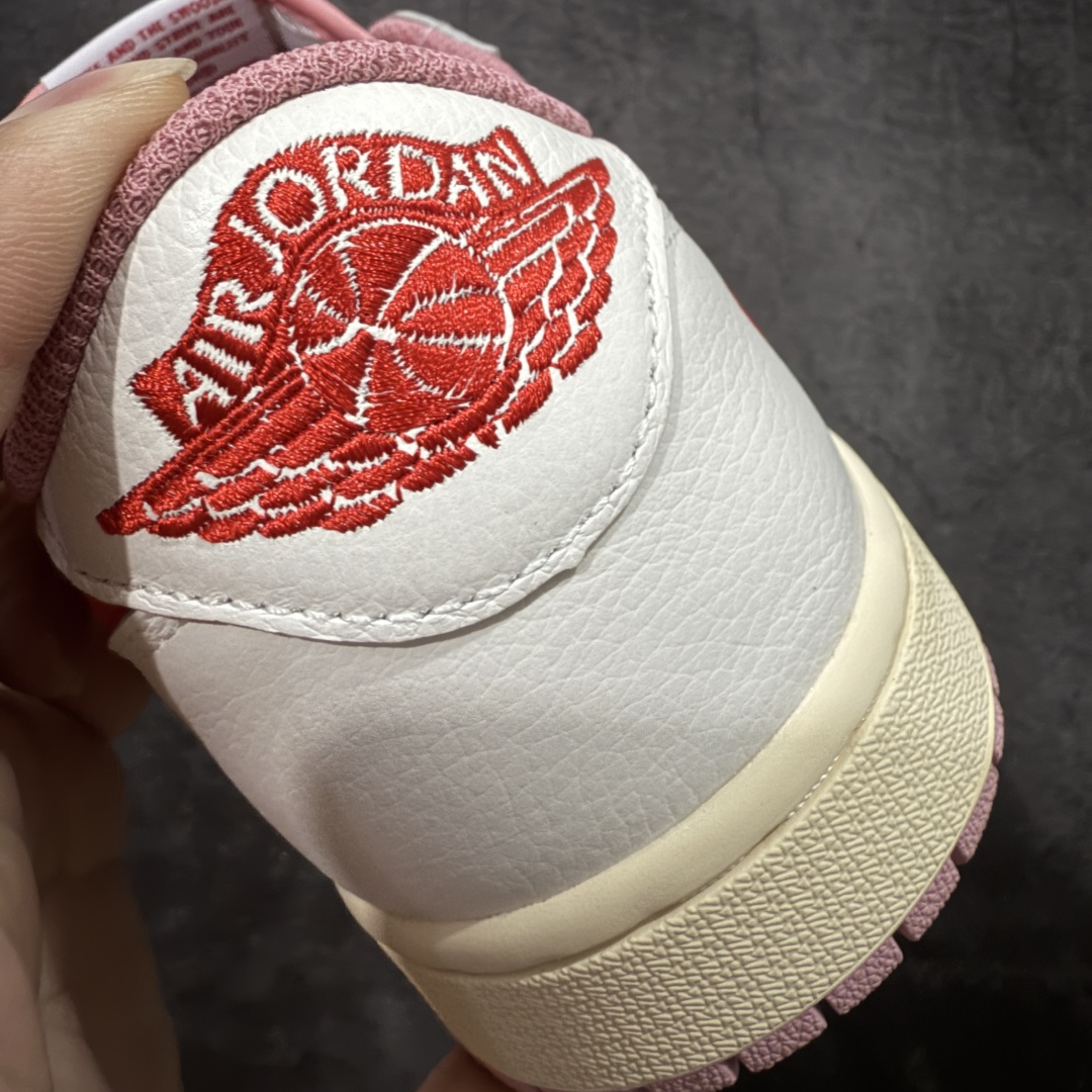 图片[2]-【原厂版】Air Jordan 1 x Travis Scott AJ1 x TS联名白粉红倒钩低帮 DM7866-100 超级强悍品质 可对比市场各大纯原版本 专业aj大厂出品 对细节的把控毋庸置疑 材料也是用最接近原鞋的头层皮料 所有地方都没有做到减配 原厂鞋楦打造完美鞋型 整体鞋型以及后跟做的弧度做的非常好 鞋带为原厂打蜡鞋带 粗细程度同步原鞋 裁片清洁度到位 无明显瑕疵毛边 免修产品 正确针车 该重针 该有尖角的地方都有做到 鞋价格非常香 转手可闭眼卖高价 到手各位就知道货有多好 绝对秒杀一切同价格货品 尺码：36-47.5-选品中心