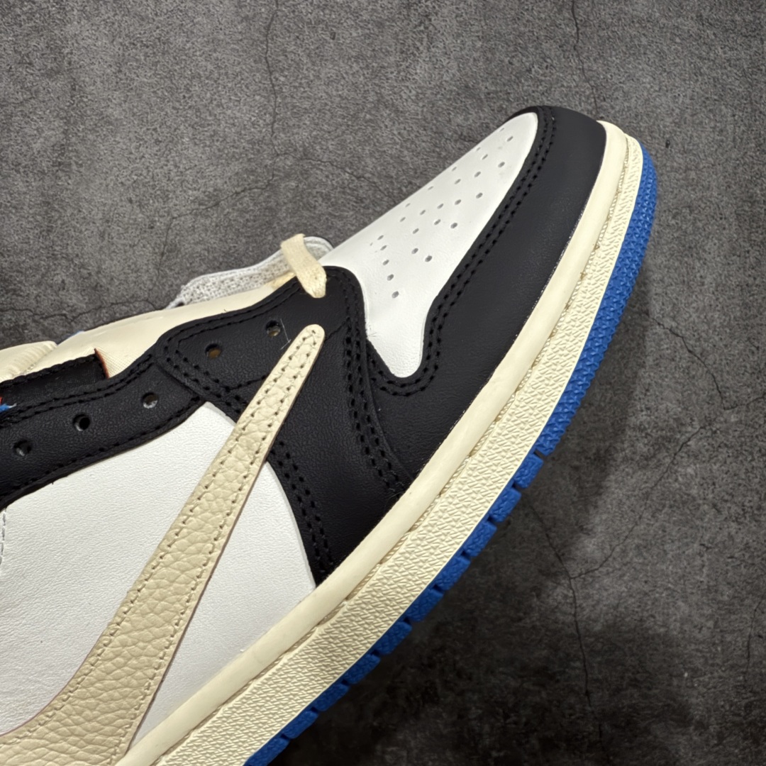 图片[6]-【原厂版】Air Jordan 1 x Travis Scott AJ1 x TS联名白蓝闪电倒钩低帮 DM7866-140 超级强悍品质 可对比市场各大纯原版本 专业aj大厂出品 对细节的把控毋庸置疑 材料也是用最接近原鞋的头层皮料 所有地方都没有做到减配 原厂鞋楦打造完美鞋型 整体鞋型以及后跟做的弧度做的非常好 鞋带为原厂打蜡鞋带 粗细程度同步原鞋 裁片清洁度到位 无明显瑕疵毛边 免修产品 正确针车 该重针 该有尖角的地方都有做到 鞋价格非常香 转手可闭眼卖高价 到手各位就知道货有多好 绝对秒杀一切同价格货品 尺码：36-47.5-选品中心