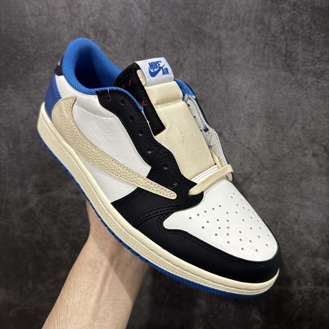 图片[3]-【原厂版】Air Jordan 1 x Travis Scott AJ1 x TS联名白蓝闪电倒钩低帮 DM7866-140 超级强悍品质 可对比市场各大纯原版本 专业aj大厂出品 对细节的把控毋庸置疑 材料也是用最接近原鞋的头层皮料 所有地方都没有做到减配 原厂鞋楦打造完美鞋型 整体鞋型以及后跟做的弧度做的非常好 鞋带为原厂打蜡鞋带 粗细程度同步原鞋 裁片清洁度到位 无明显瑕疵毛边 免修产品 正确针车 该重针 该有尖角的地方都有做到 鞋价格非常香 转手可闭眼卖高价 到手各位就知道货有多好 绝对秒杀一切同价格货品 尺码：36-47.5-选品中心